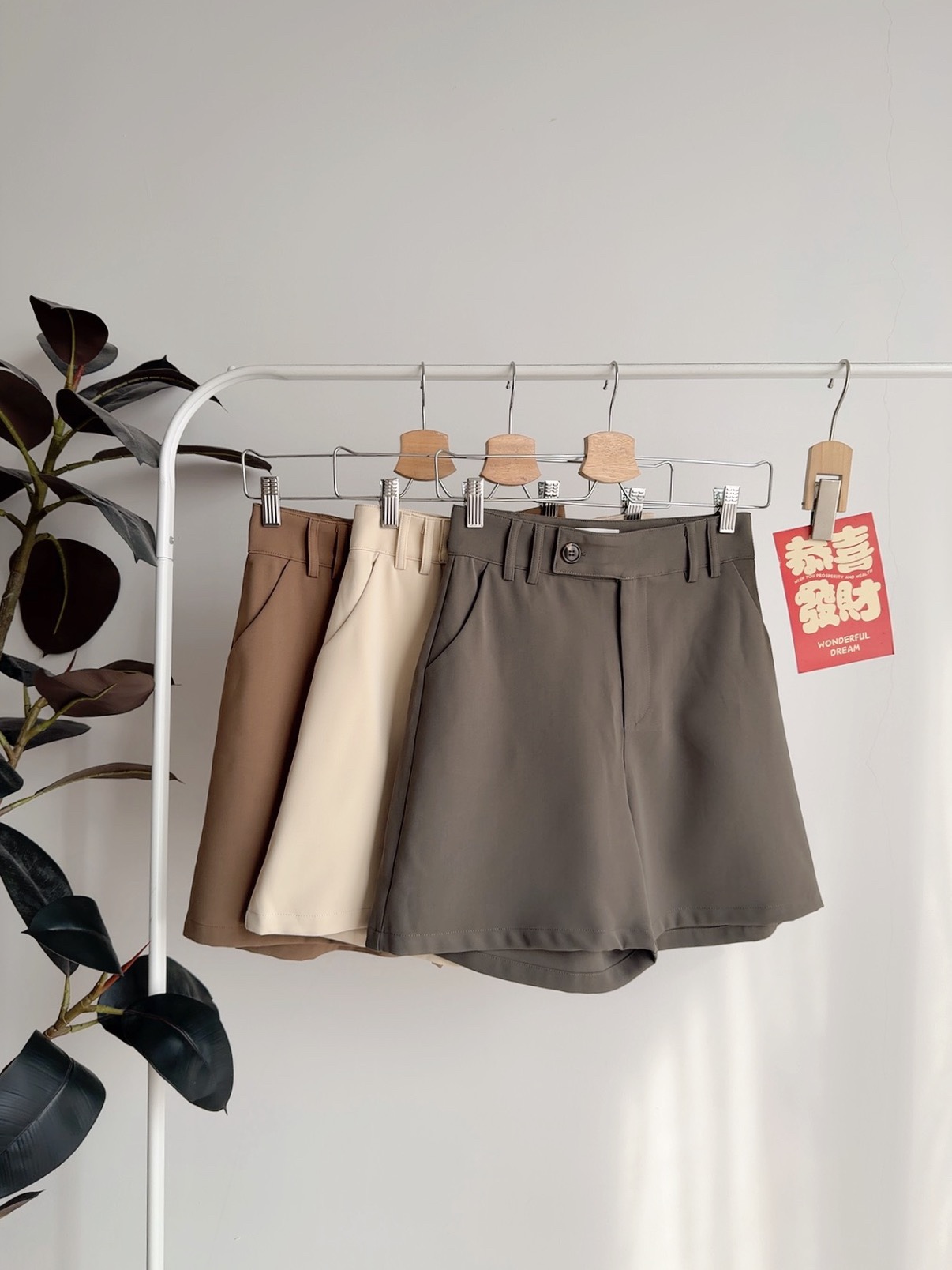 B72733 NORA MINIMALIST BERMUDA SHORTS