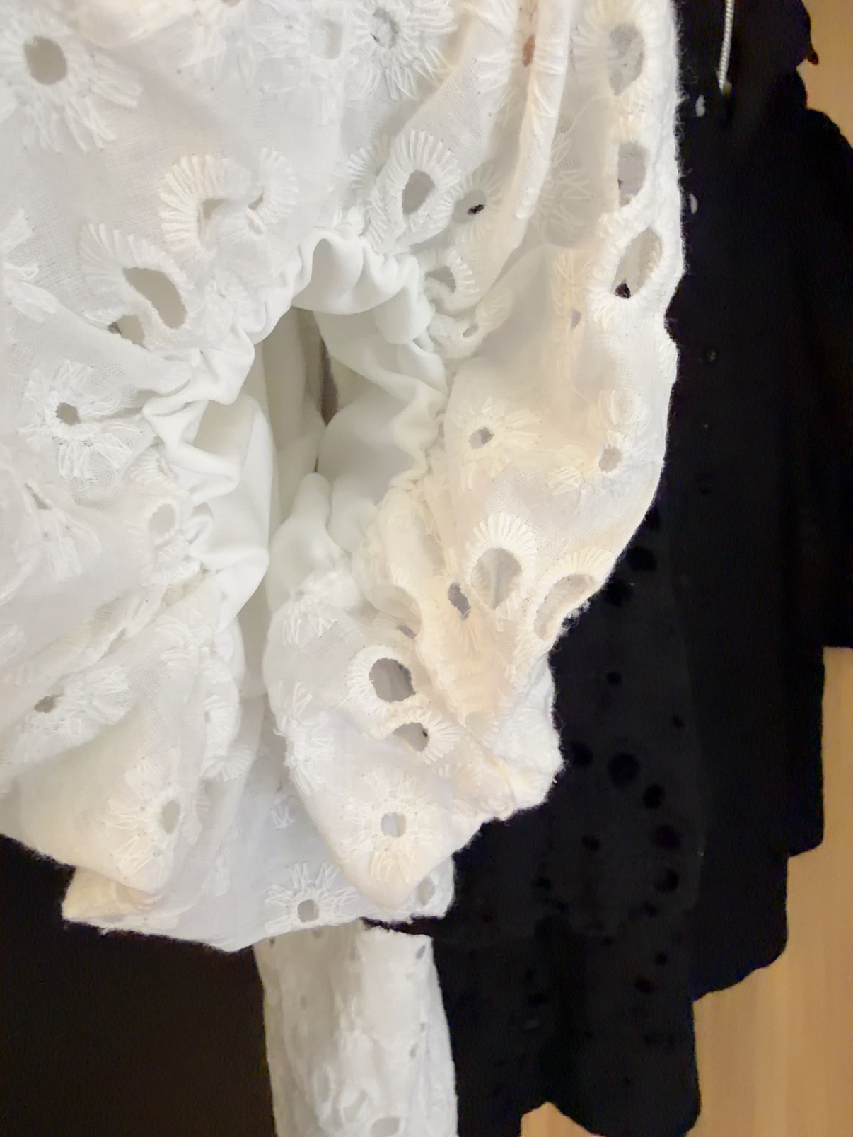 MOT3086 COVA FLORAL CROCHET V BLOUSE