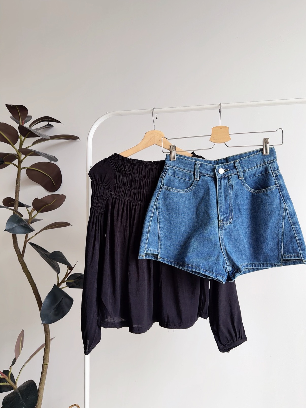 BACK ORDER** SUYA HOLIDAY DENIM SHORT (15 DAYS)