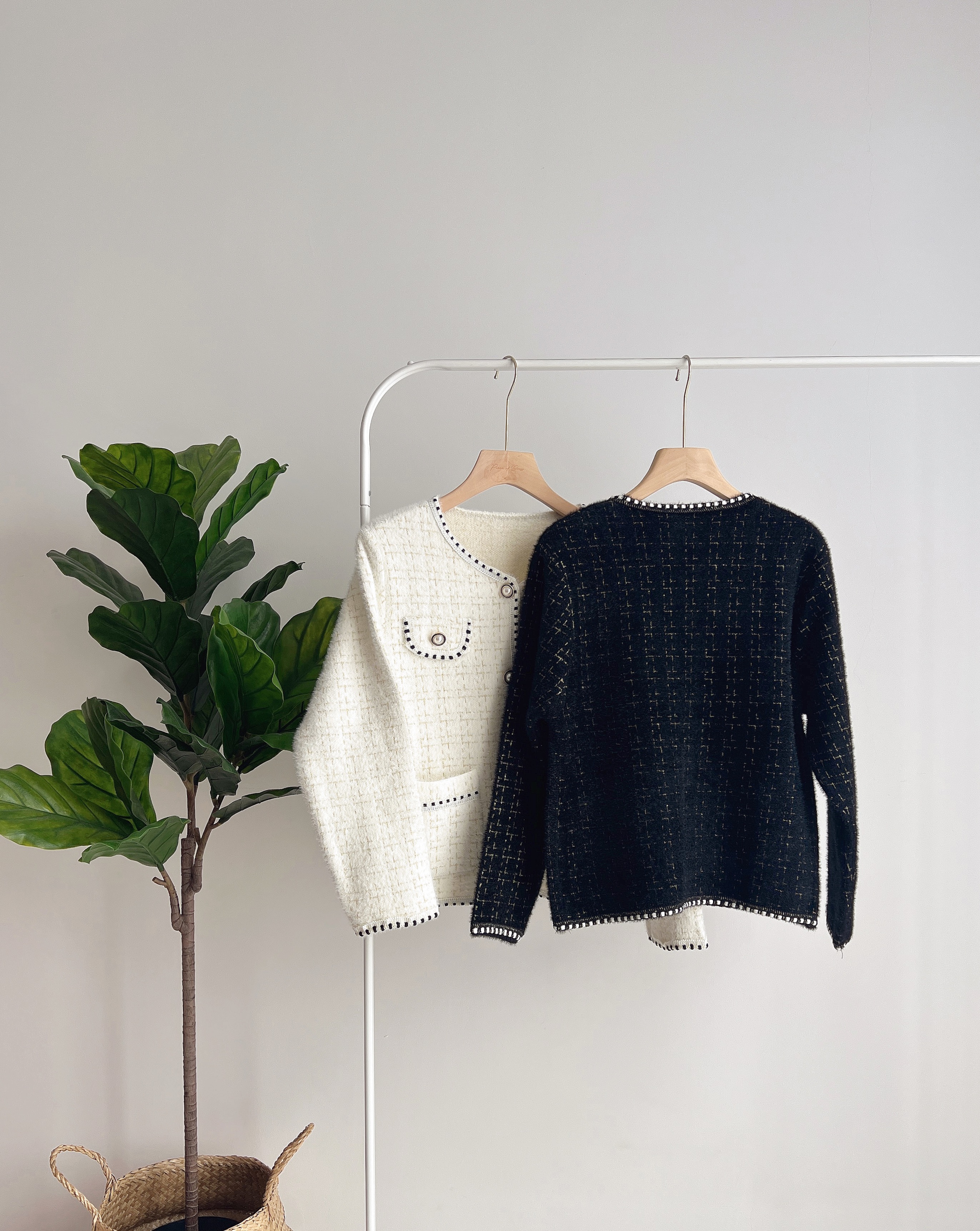 J70769 EMMA CONTRAST DESIGN SANTA OUTER