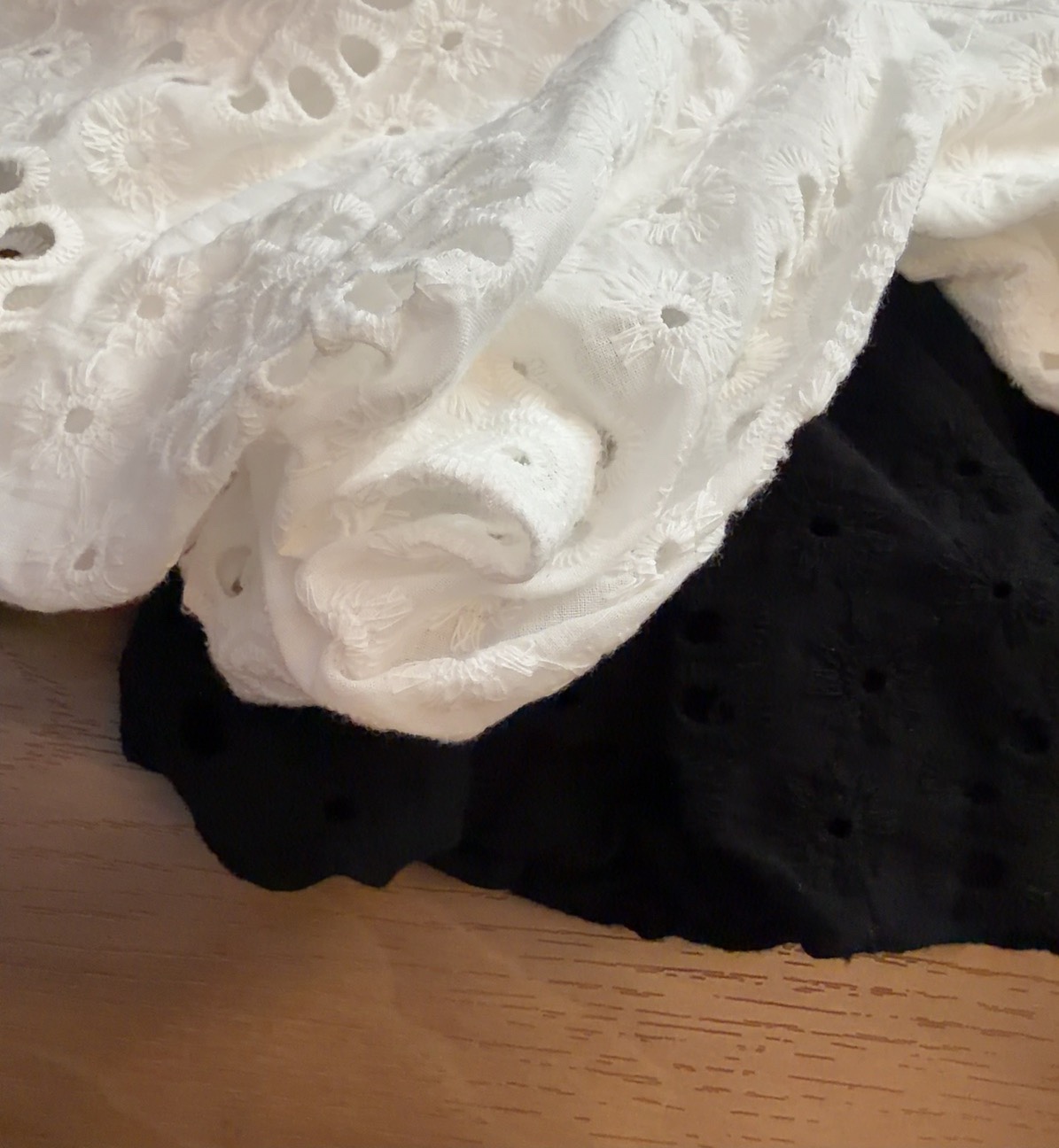 MOT3086 COVA FLORAL CROCHET V BLOUSE