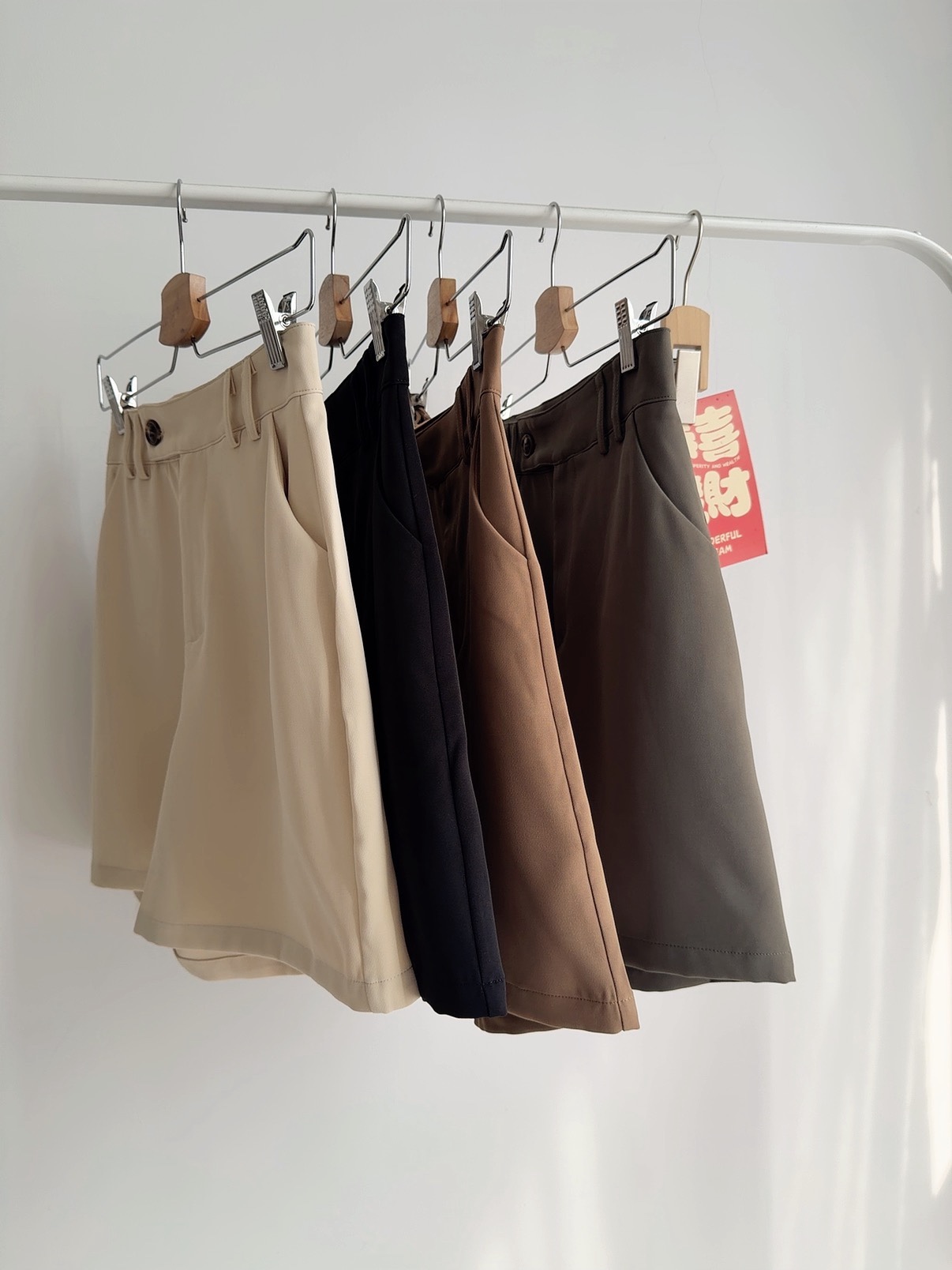 B72733 NORA MINIMALIST BERMUDA SHORTS