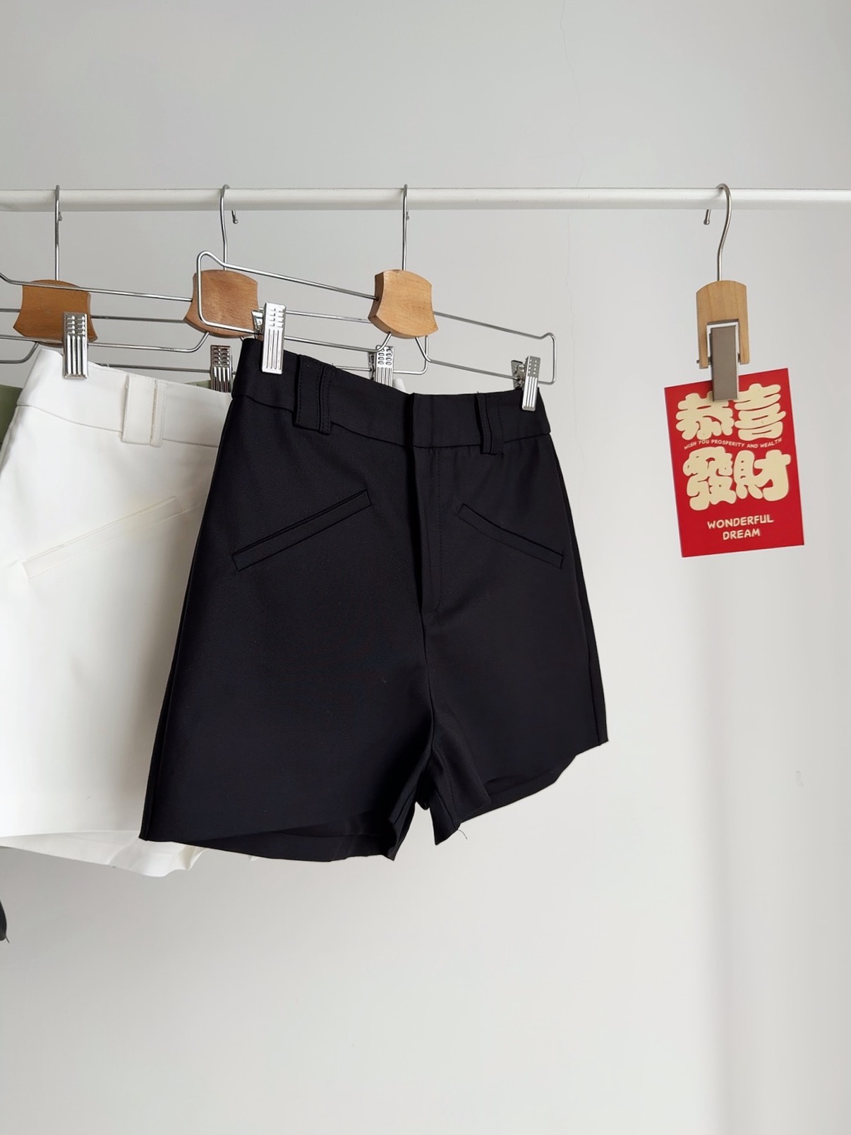 B72686 NORA BASIC TAILORED SHORTS