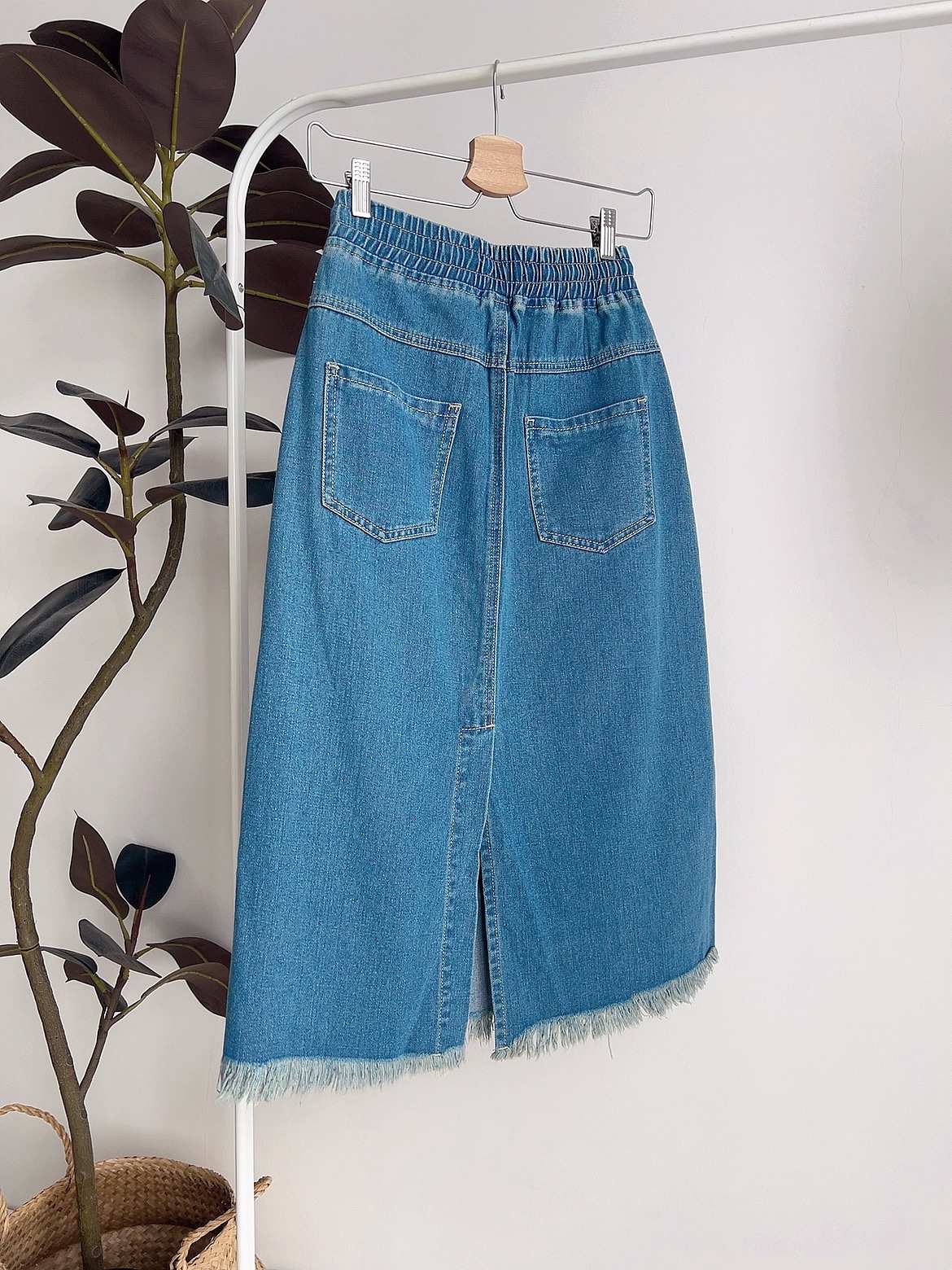 B72502 WENA BACK SLIT DENIM SKIRT