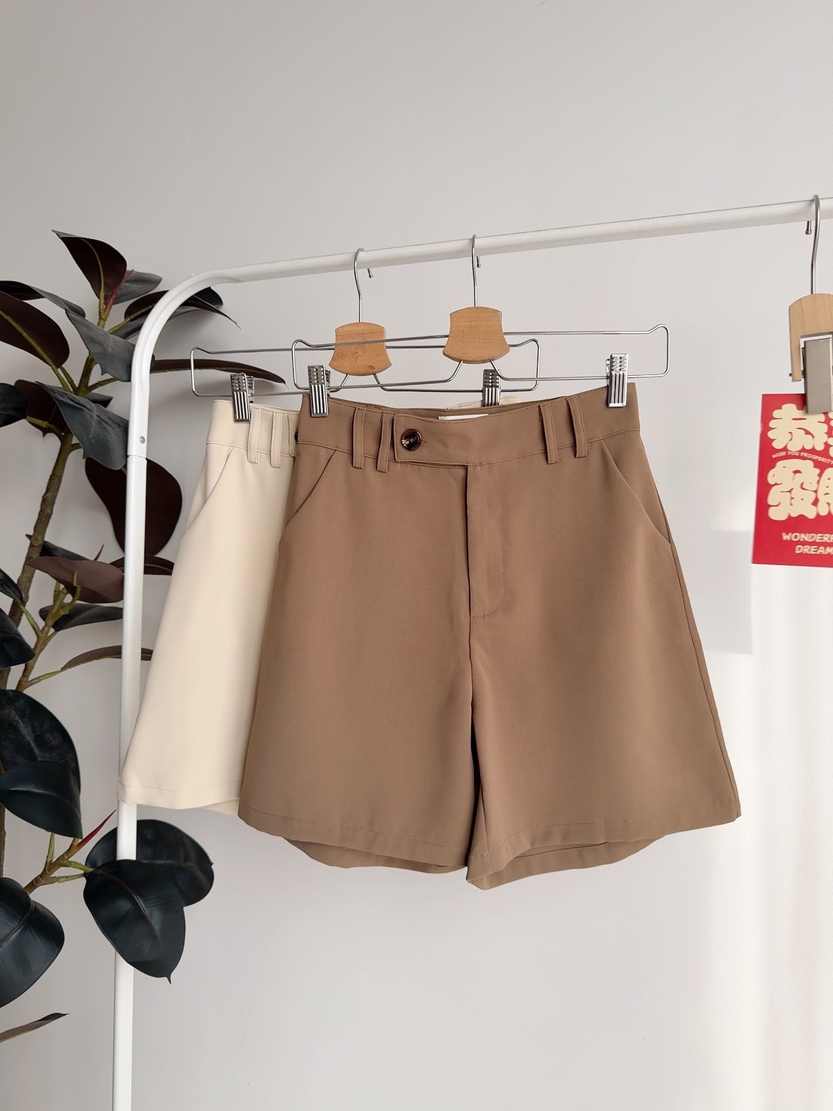 B72733 NORA MINIMALIST BERMUDA SHORTS