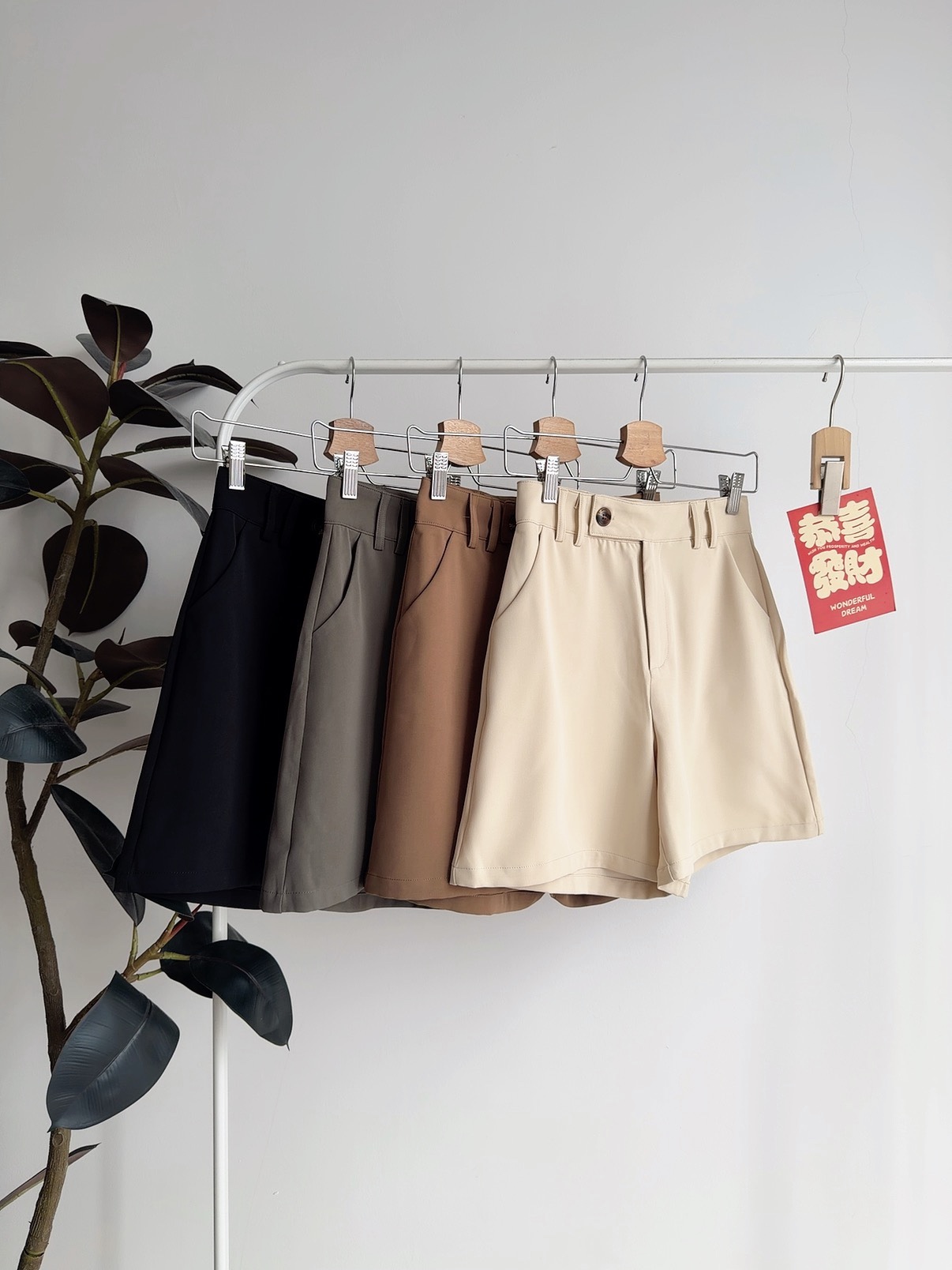 B72733 NORA MINIMALIST BERMUDA SHORTS