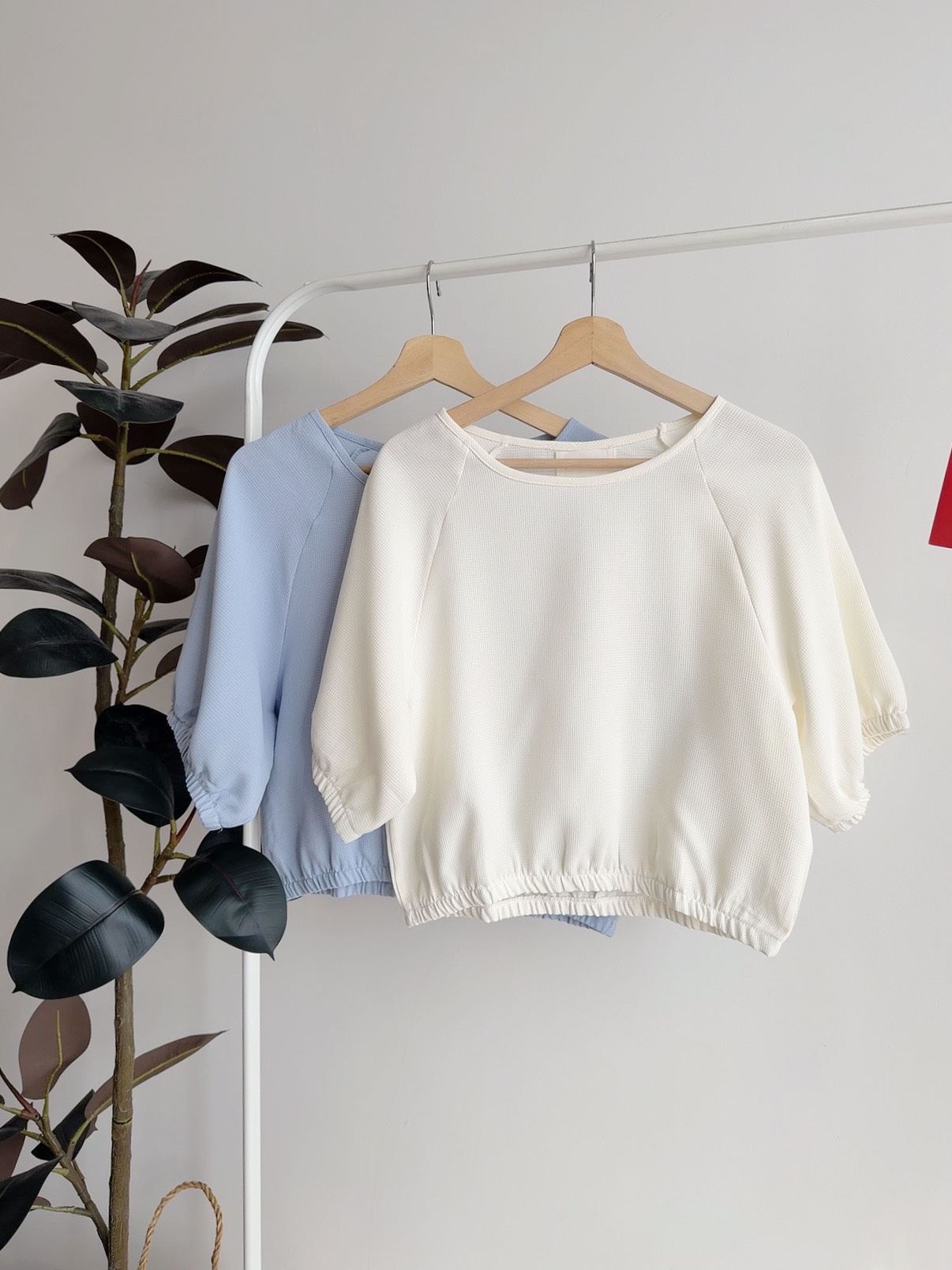 T72765 ENNA TEXTURED PUFF SLEEVE BLOUSE