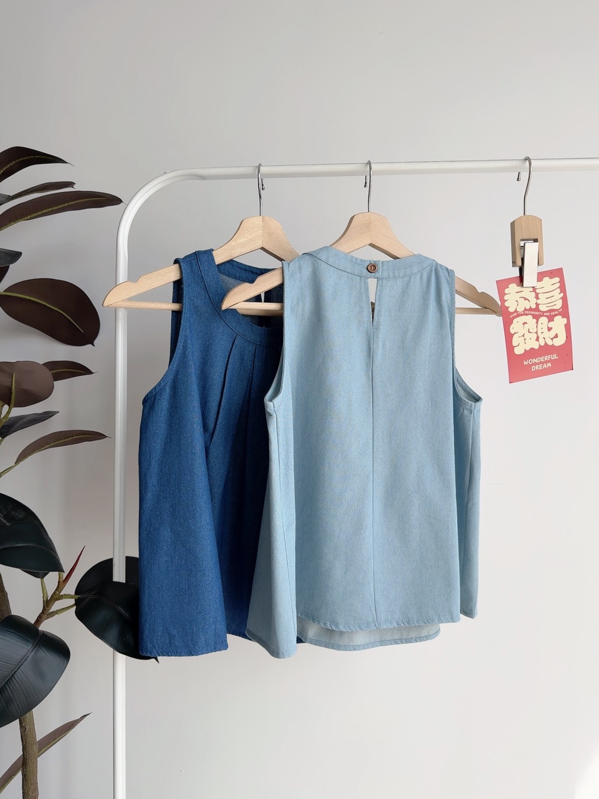 T72707 AVELYN PLEATED DENIM TANK