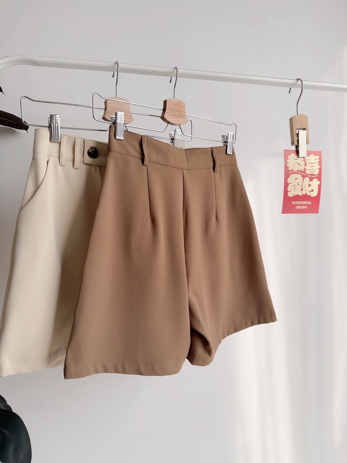 B72733 NORA MINIMALIST BERMUDA SHORTS