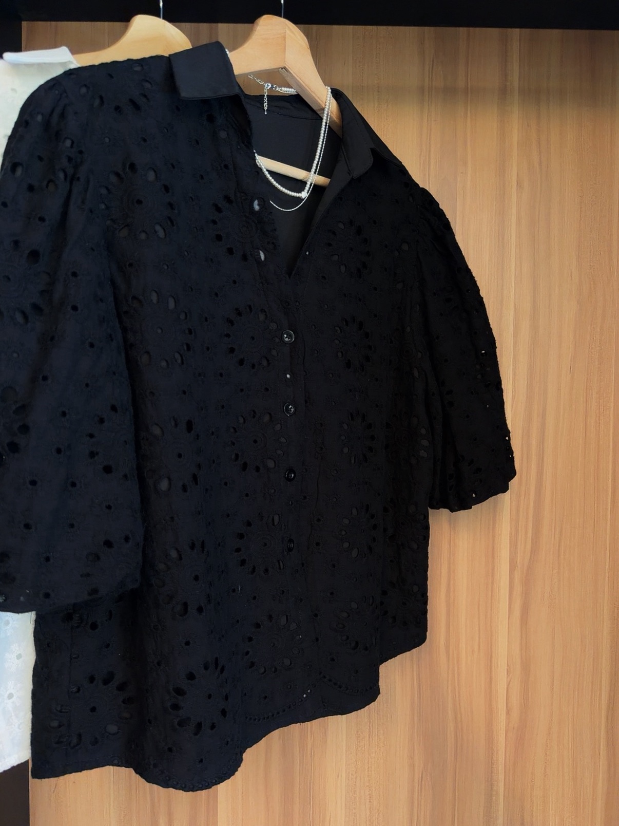 MOT3086 COVA FLORAL CROCHET V BLOUSE