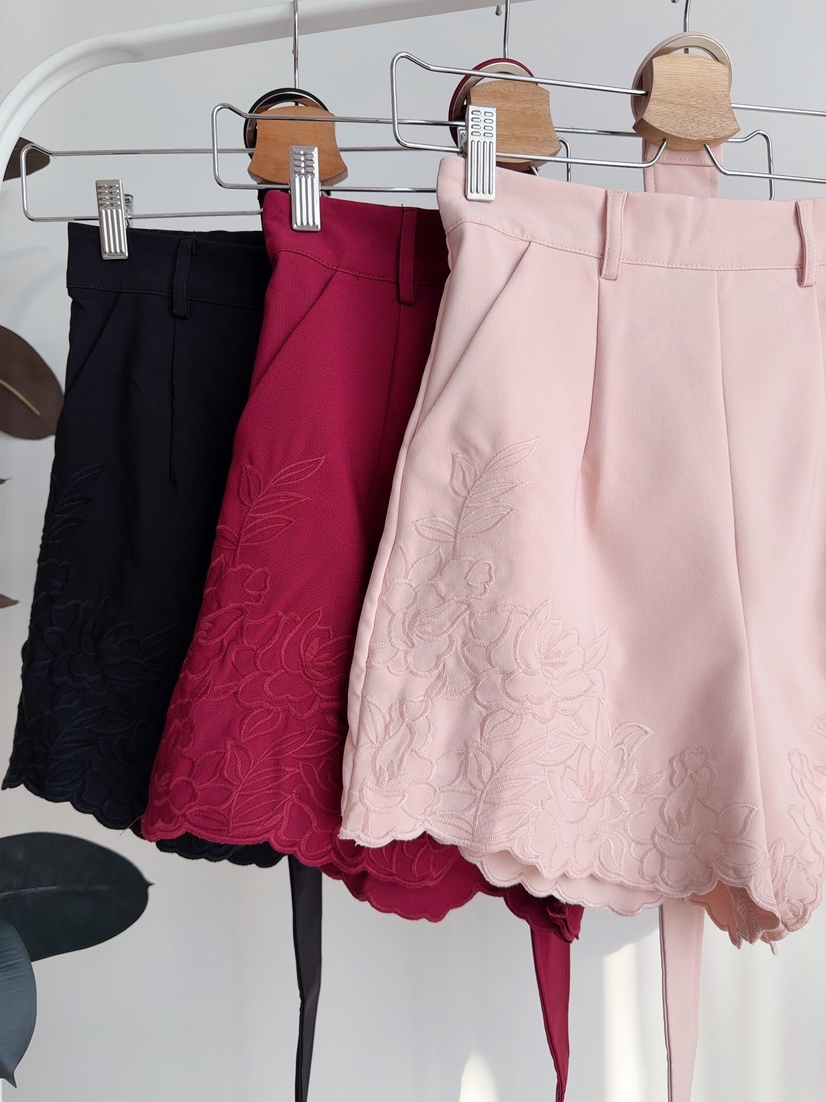 B72705 AVELISSE EMBROIDERY SHORTS