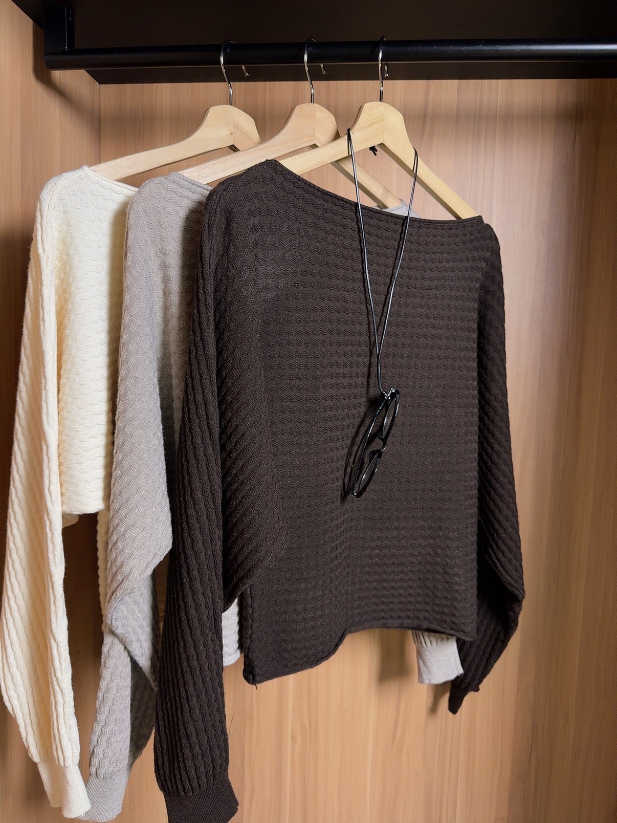 LBT60766 NEEYA TEXTURED BAT SLEEVE KNIT TOP
