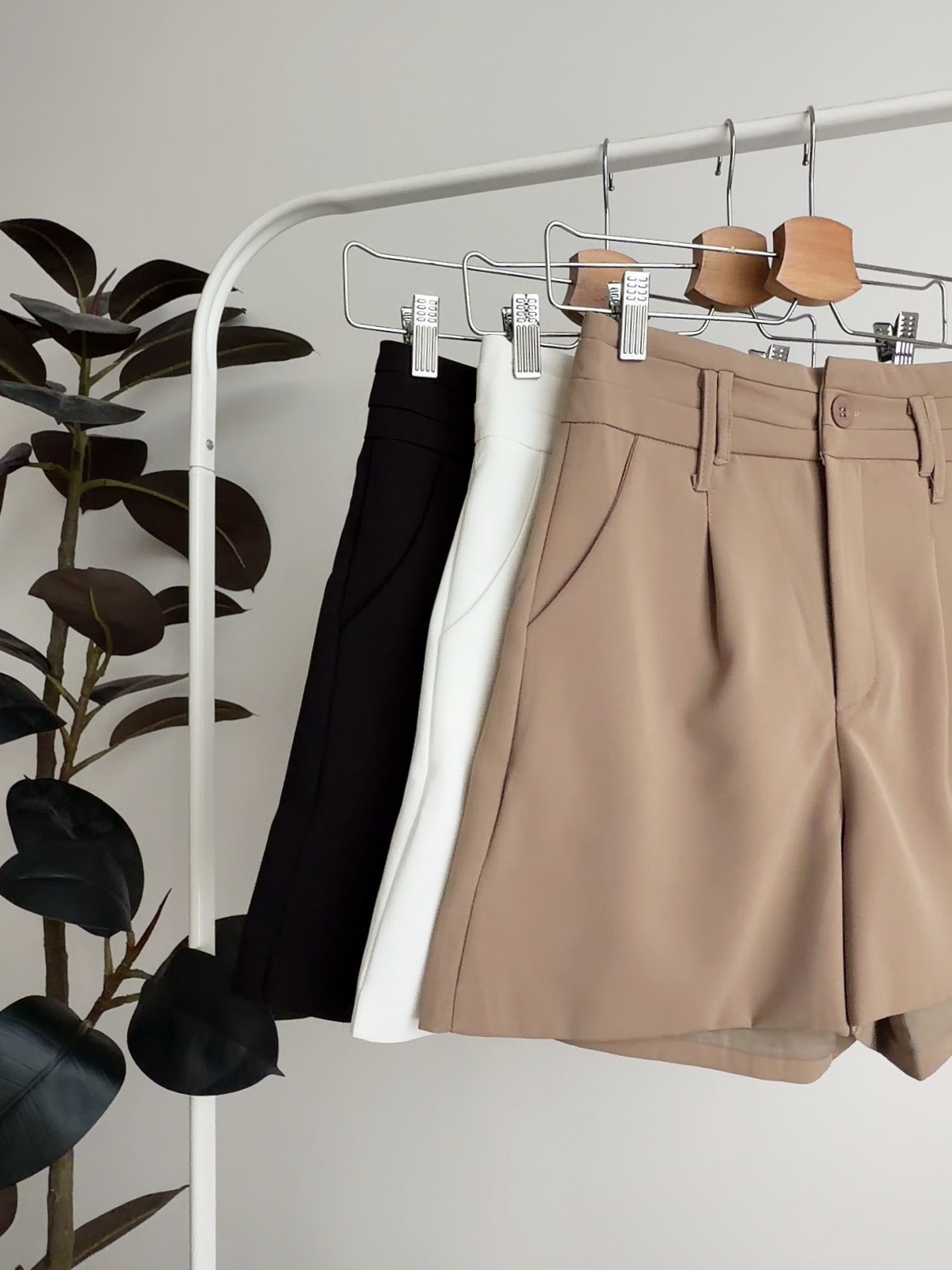 B72689 ELORA HW A CUT SHORTS