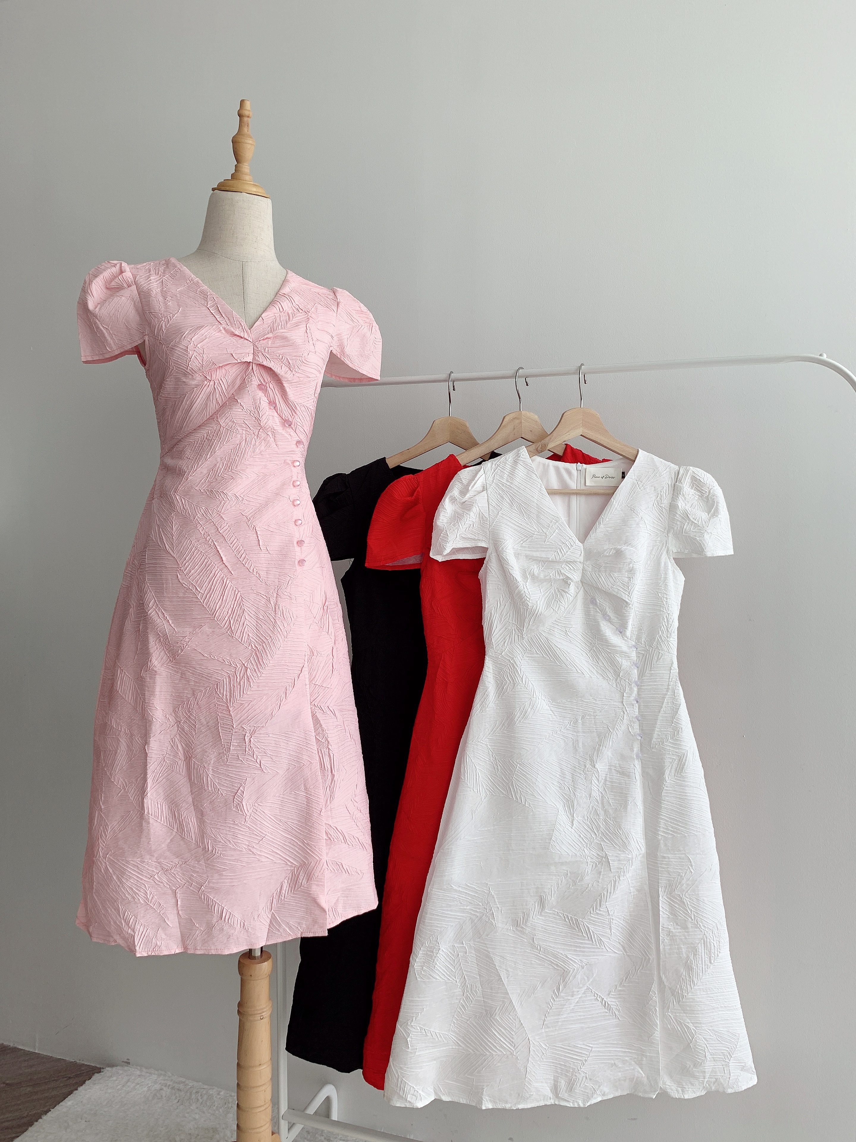 D60821 NANNCY V NECK MIDI DRESS