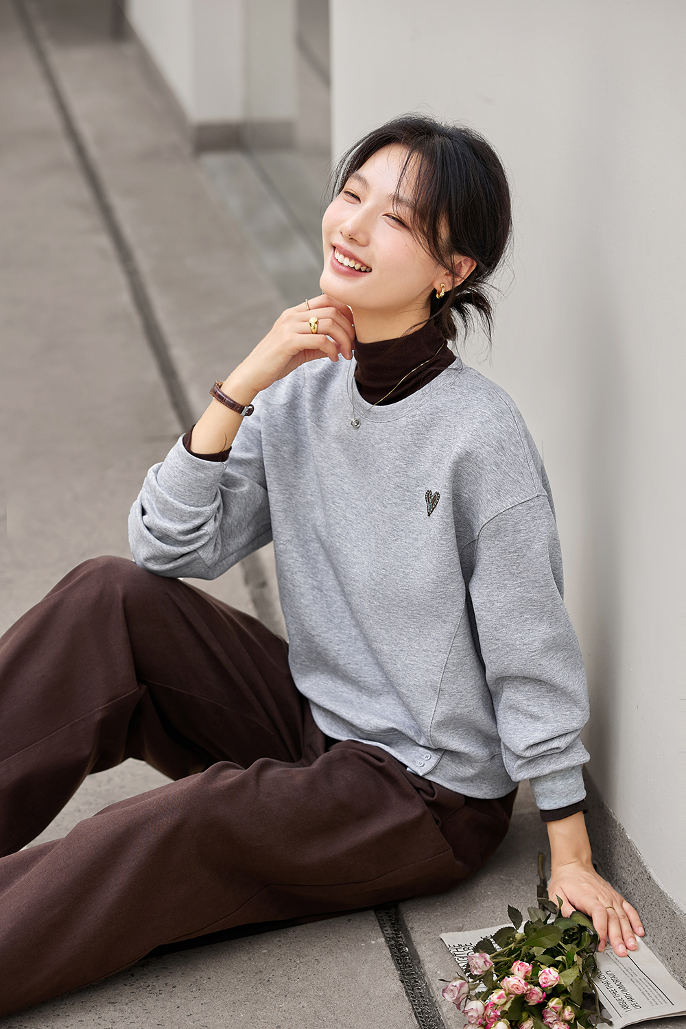 Cropped Crewneck Sweatshirt with Heart Motif-VIMLYSTORE