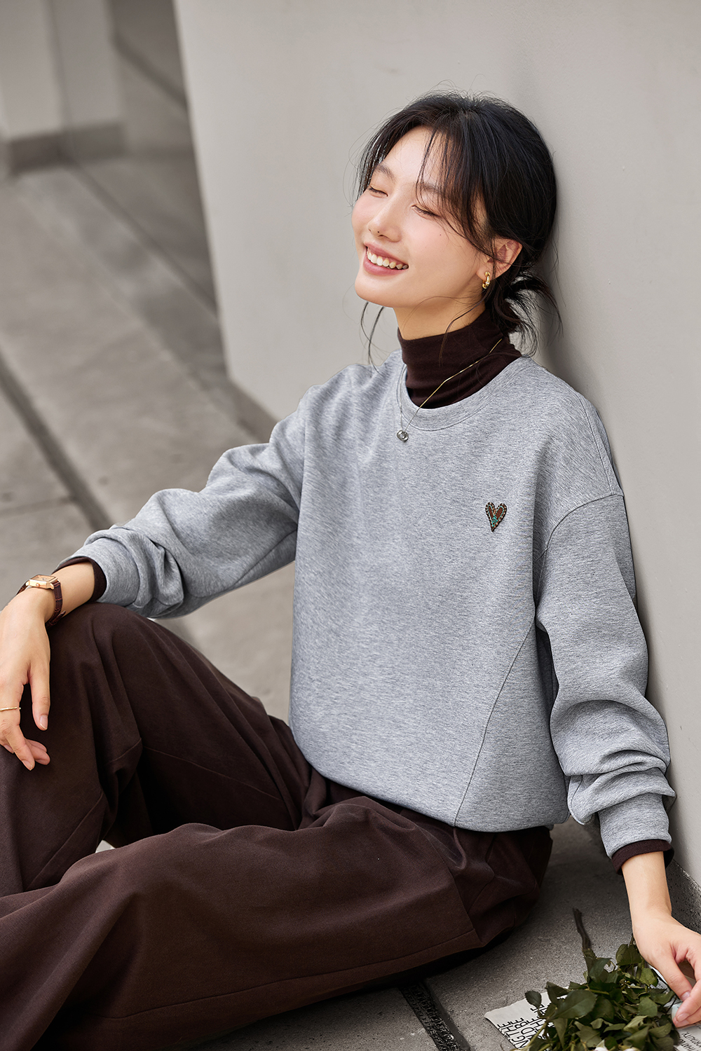 Cropped Crewneck Sweatshirt with Heart Motif-VIMLYSTORE
