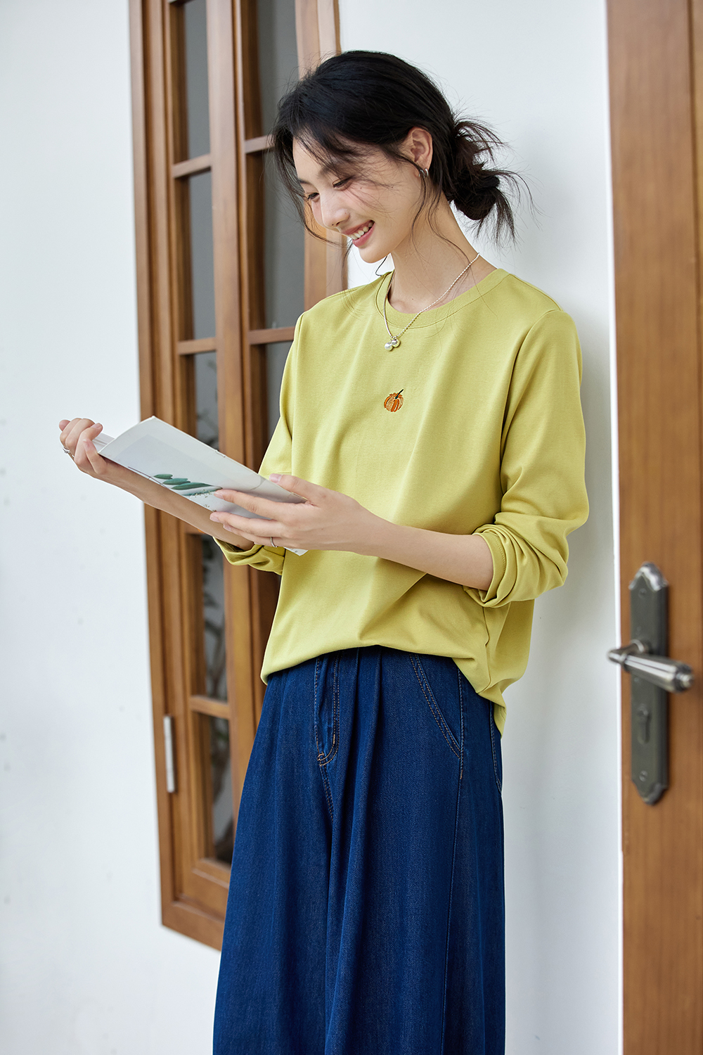 Pumpkin-Embroidered Layering Crewneck-VIMLYSTORE