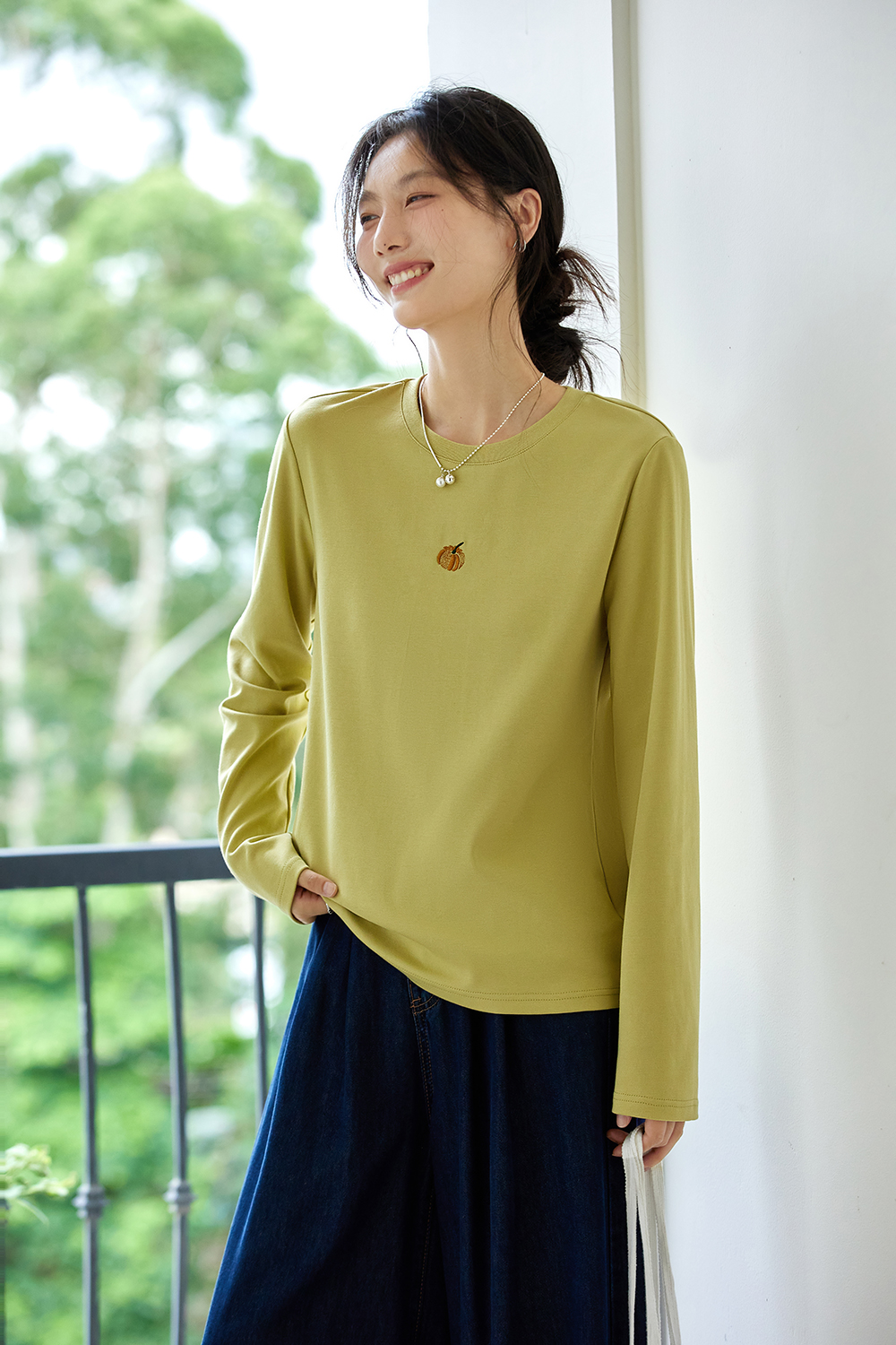 Pumpkin-Embroidered Layering Crewneck-VIMLYSTORE