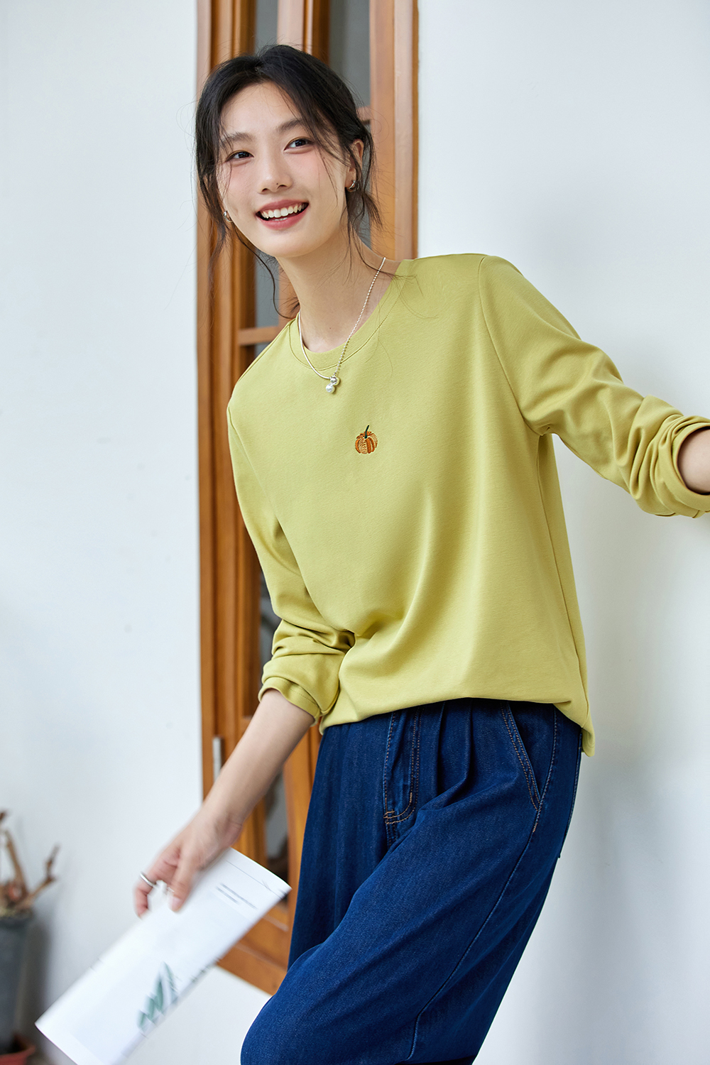 Pumpkin-Embroidered Layering Crewneck-VIMLYSTORE