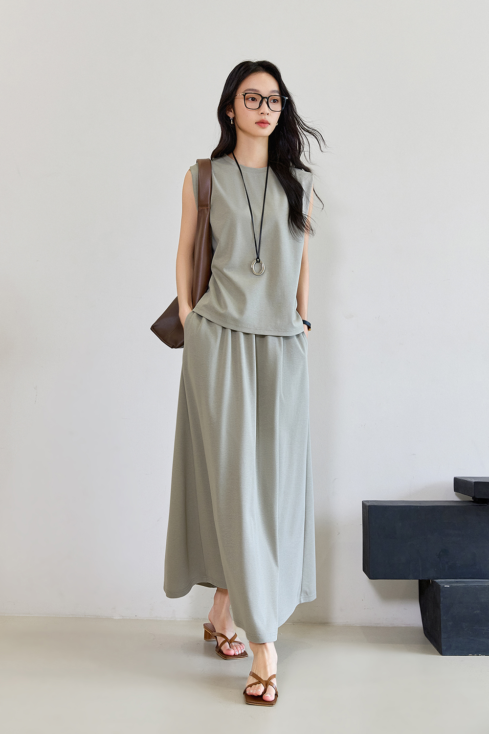 Simple Commute Sleeveless Round Neck Top with Skirt Set
