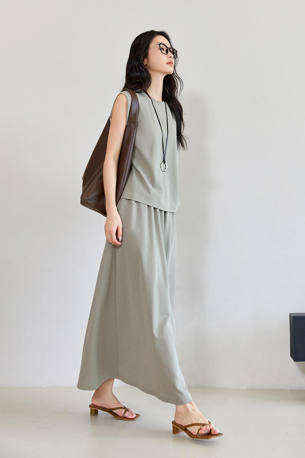 Simple Commute Sleeveless Round Neck Top with Skirt Set