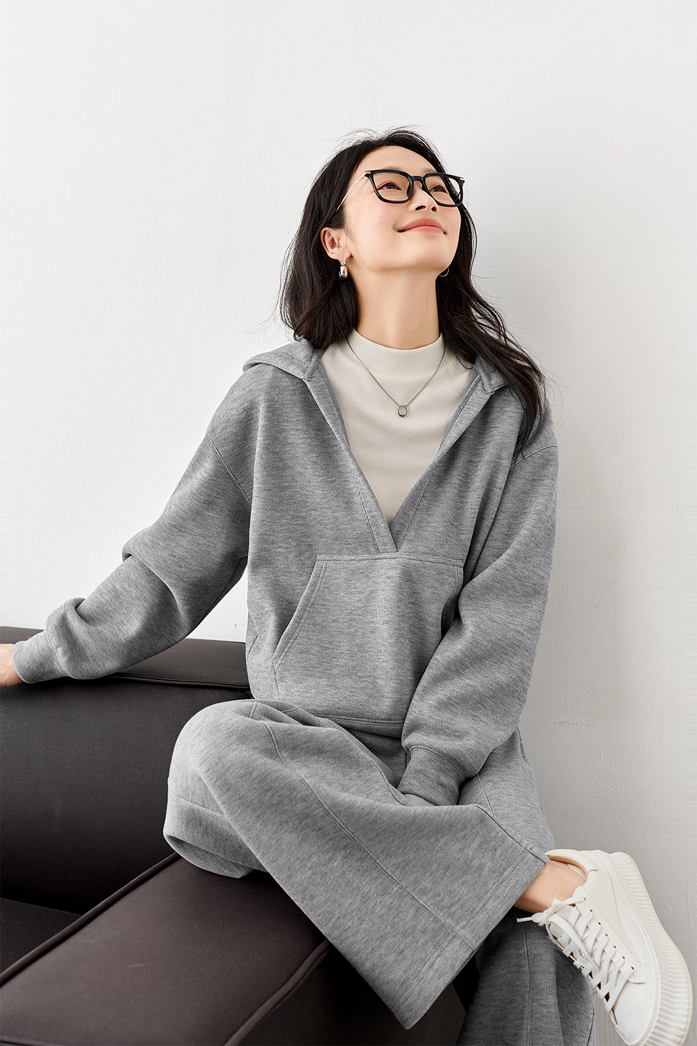 Fashionable casual V-neck suit