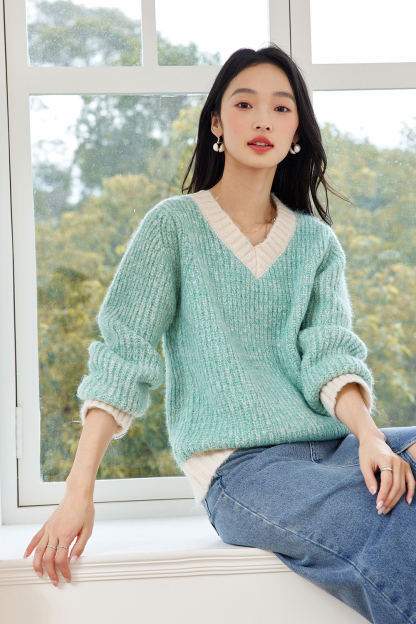 Gentle Contrasting Color V-Neck Knitted Sweater