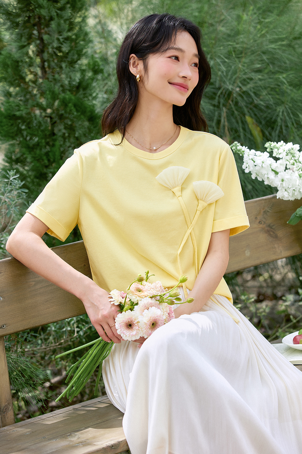 Three-Dimensional Handmade Flower-Decorated T-Shirt