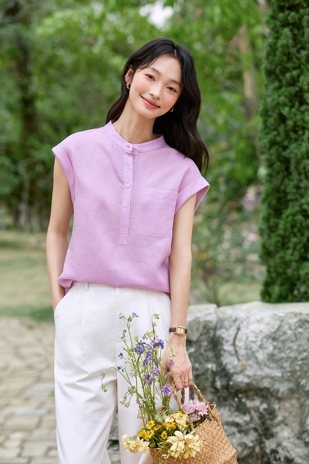 Commute-Chic Mini-Stand Collar Sleeveless Blouse