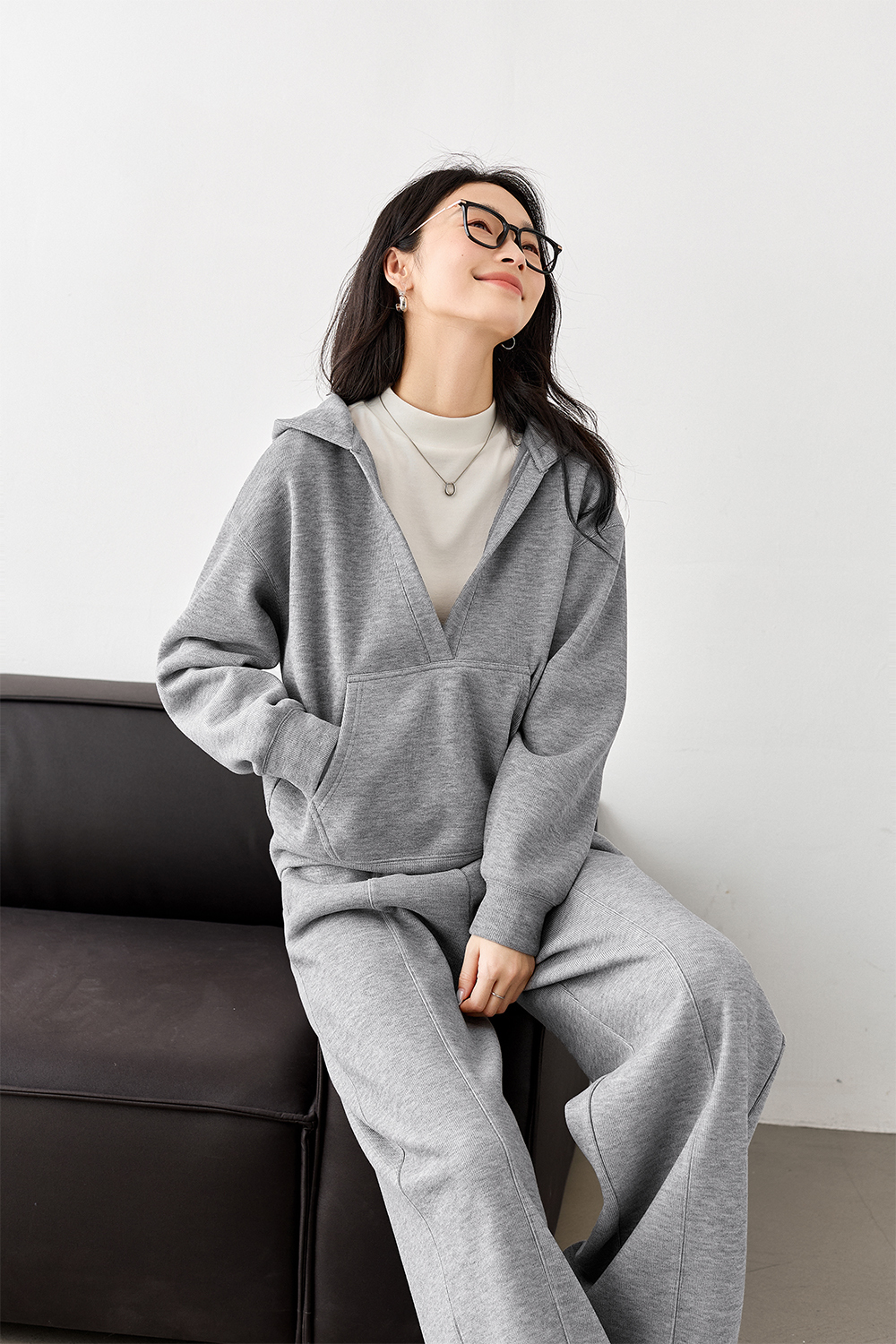 Fashionable casual V-neck suit
