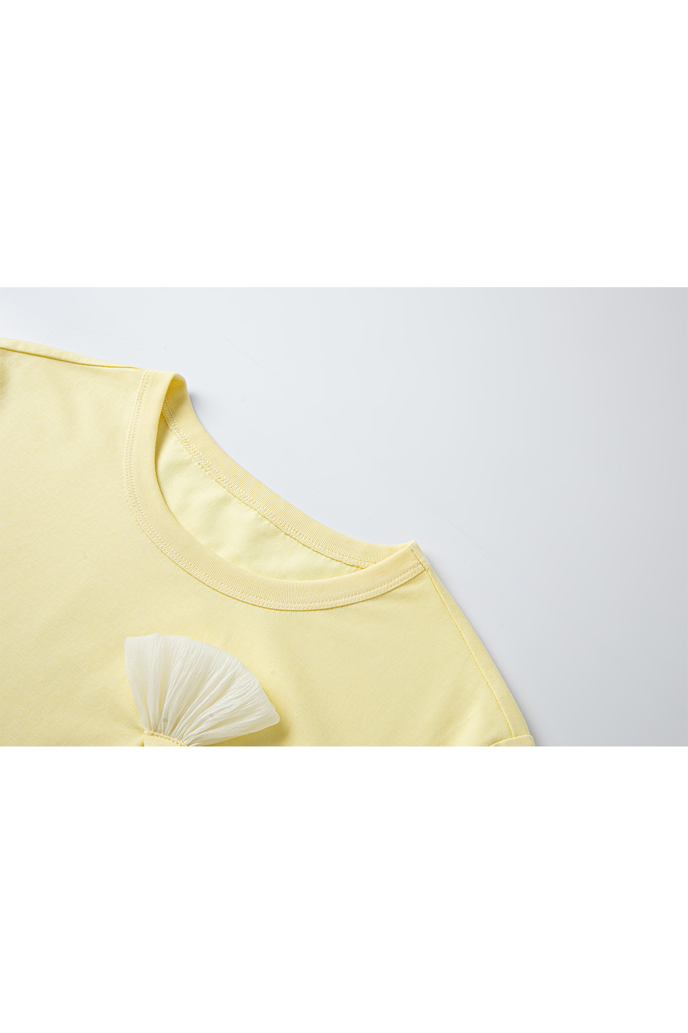 Three-Dimensional Handmade Flower-Decorated T-Shirt