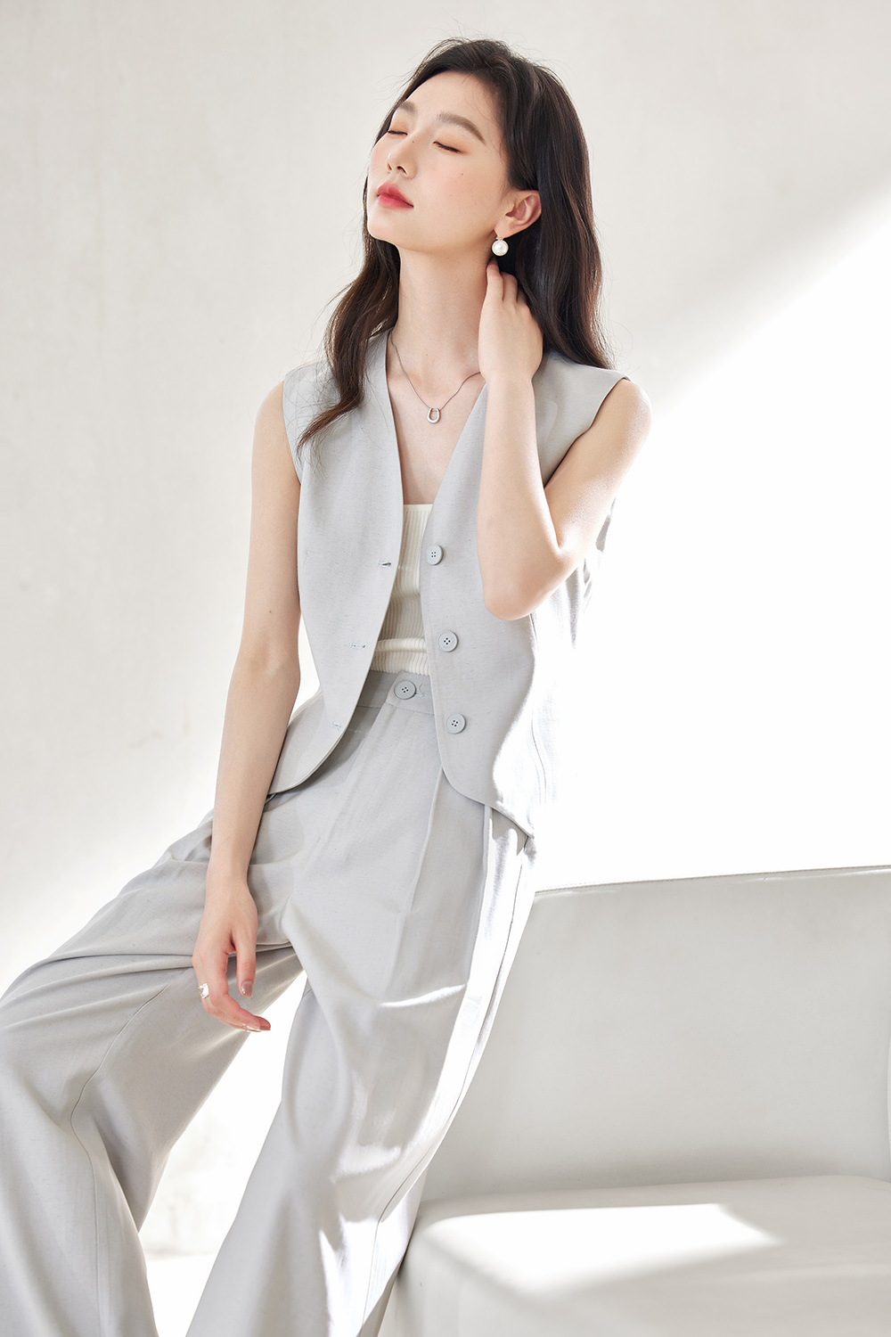 Sleeveless business commuting two-piece set
