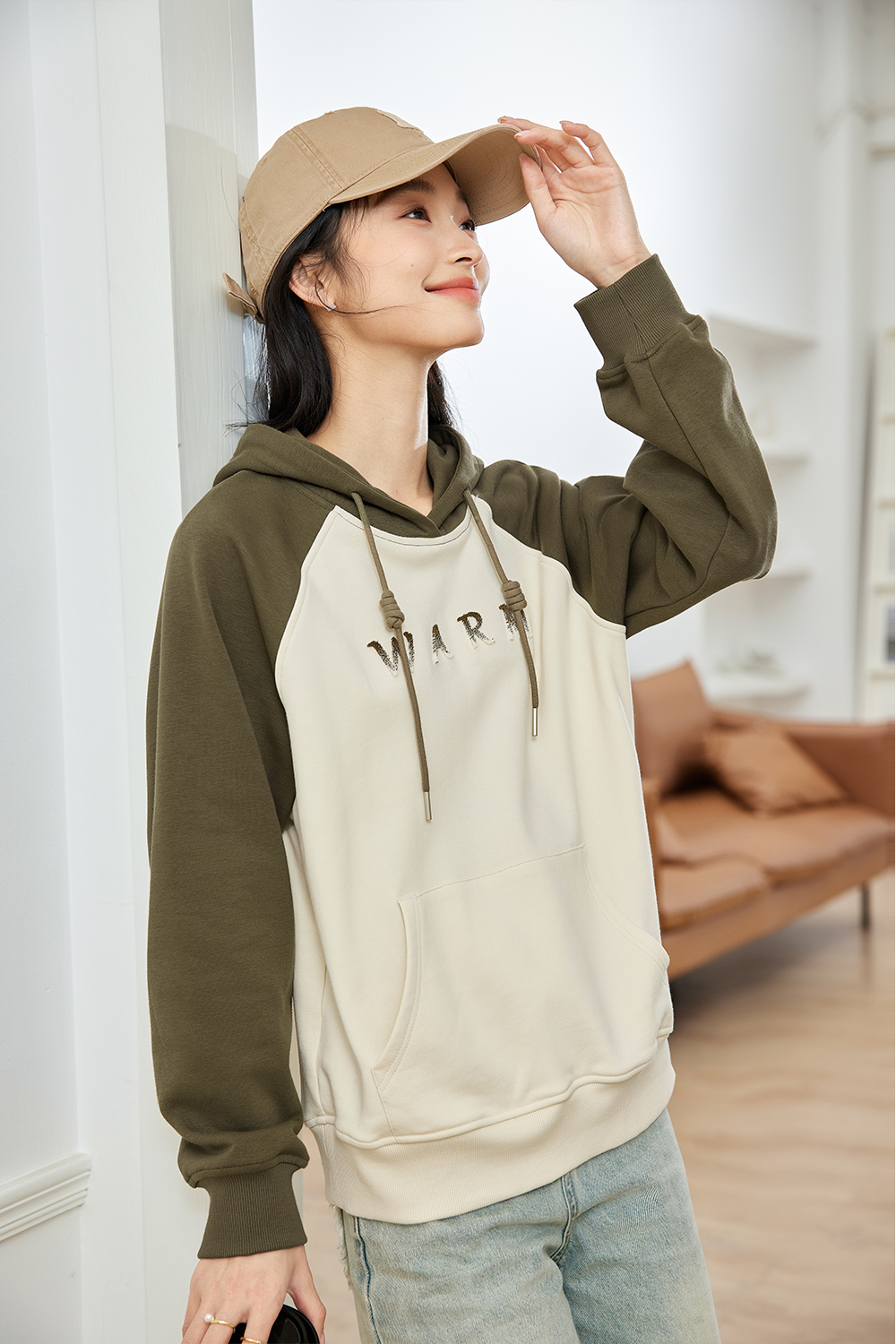 Retro contrasting color hooded sweatshirt