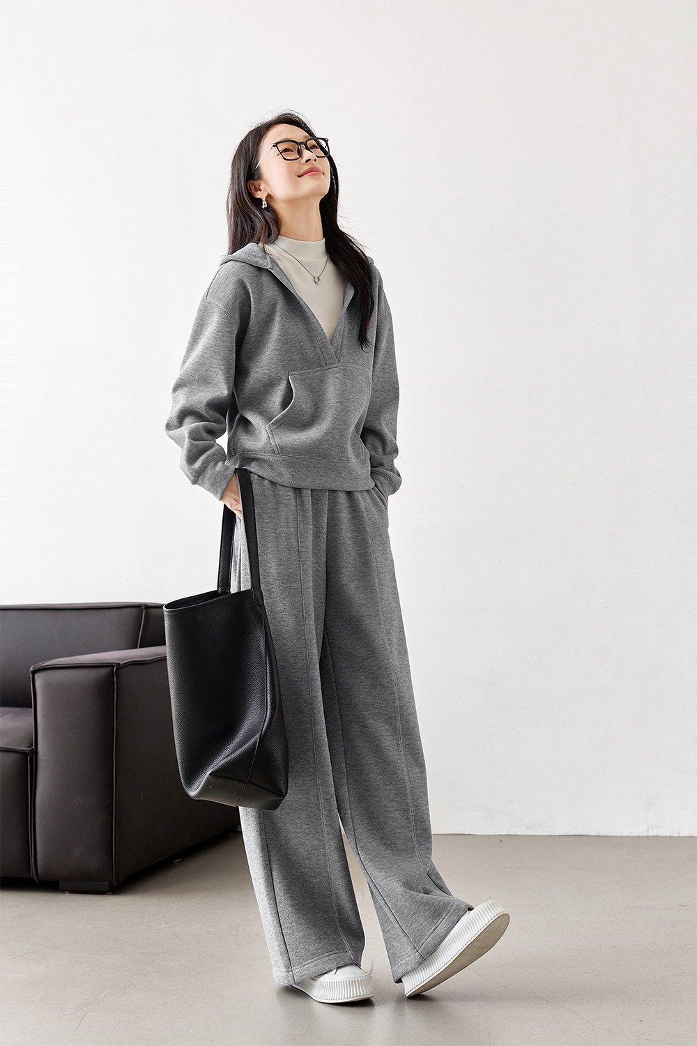 Fashionable casual V-neck suit