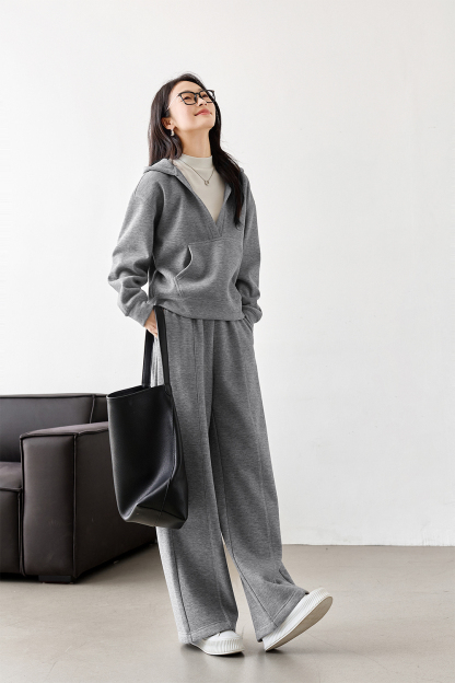 Fashionable casual V-neck suit