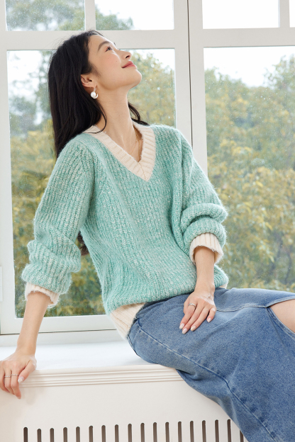 Gentle Contrasting Color V-Neck Knitted Sweater