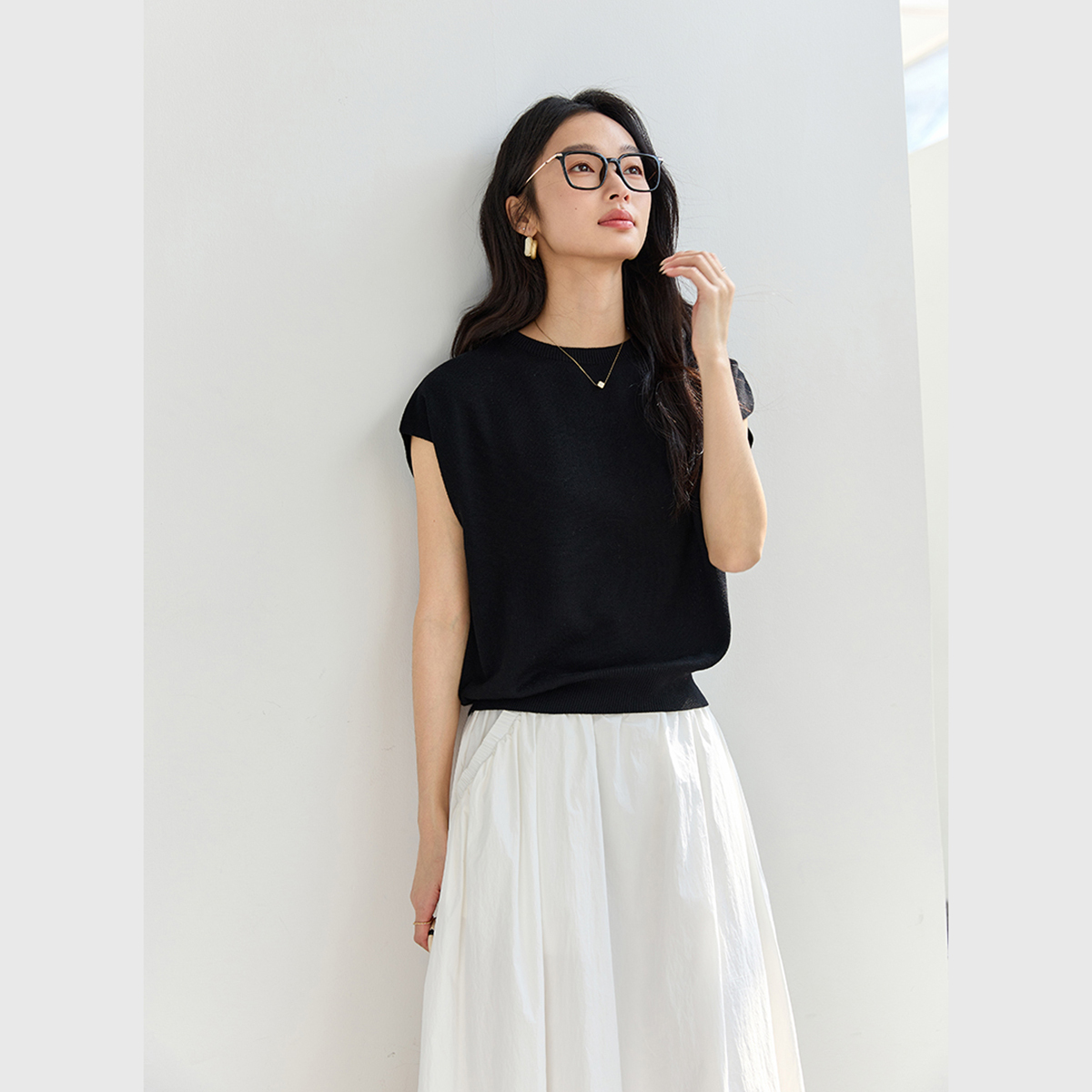 Sleeveless Round Neck Sweater