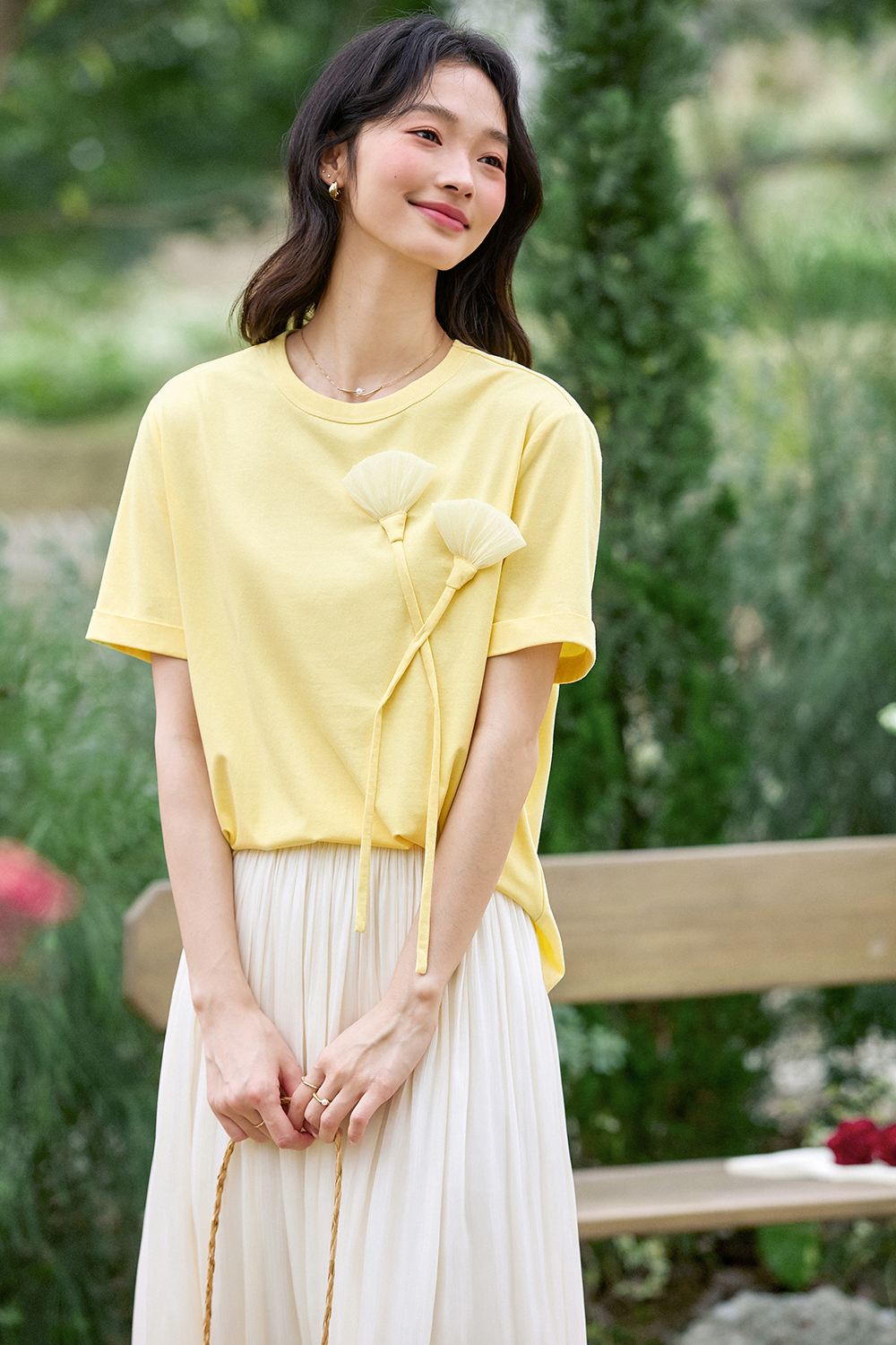 Three-Dimensional Handmade Flower-Decorated T-Shirt