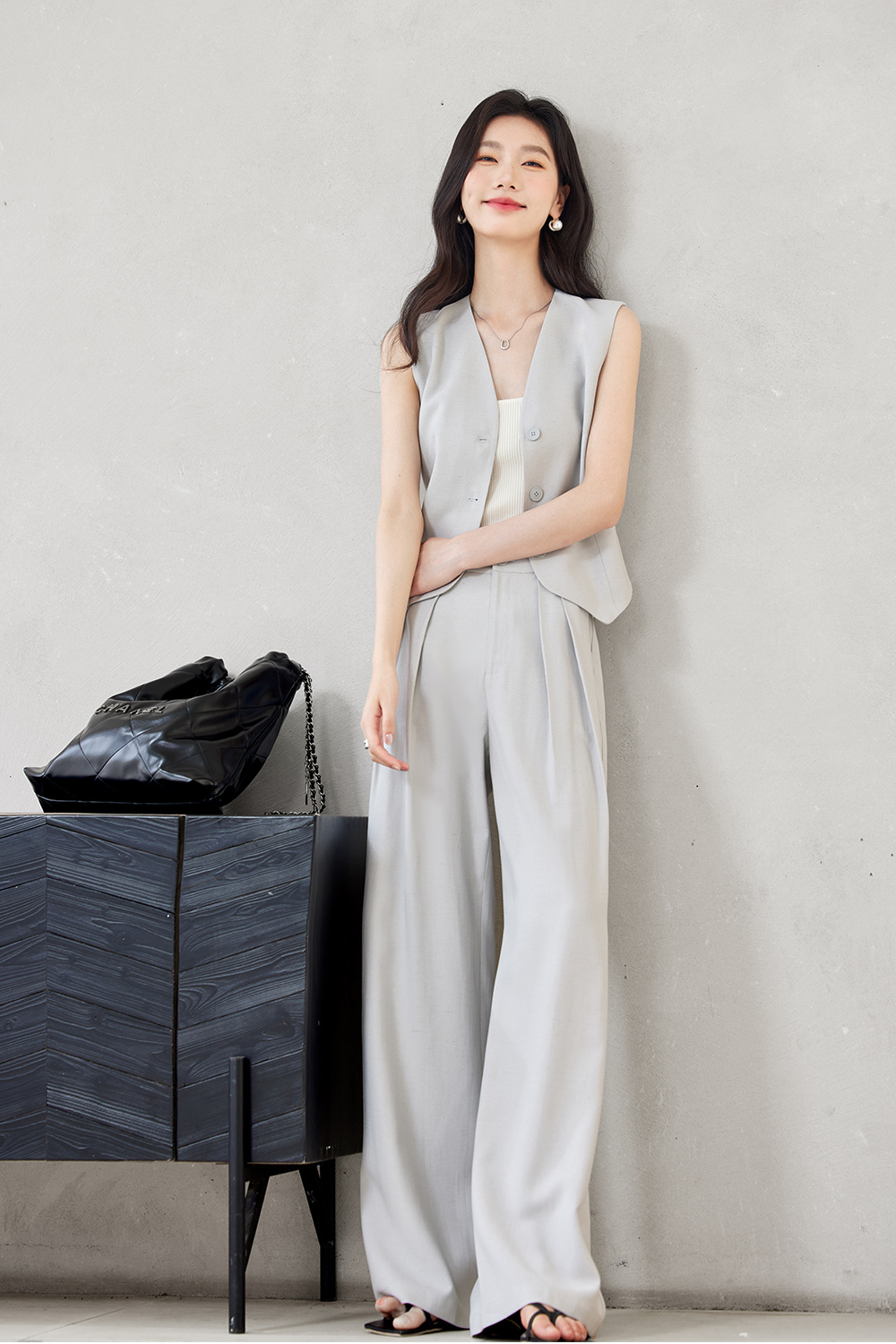 Sleeveless business commuting two-piece set