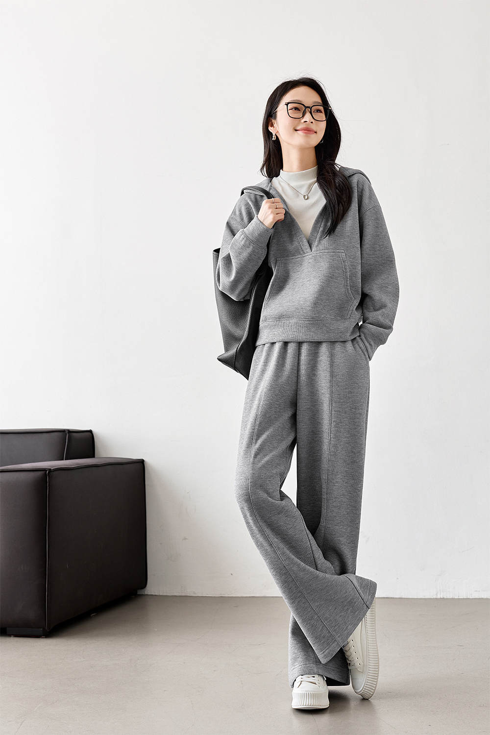 Fashionable casual V-neck suit