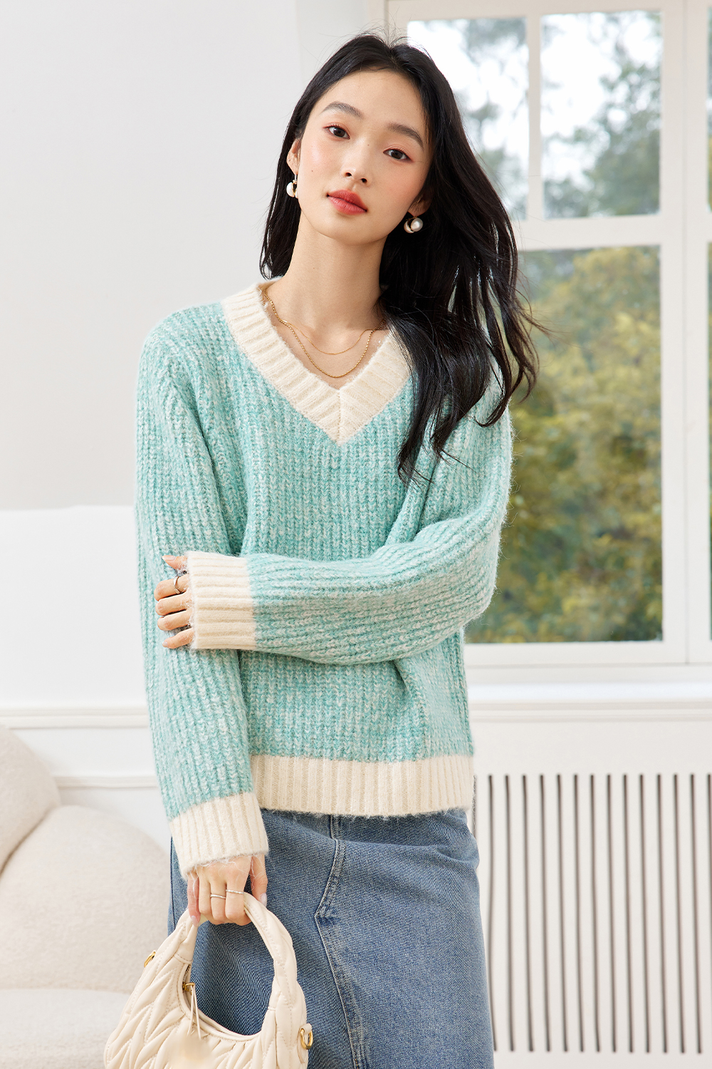 Gentle Contrasting Color V-Neck Knitted Sweater-VIMLYSTORE