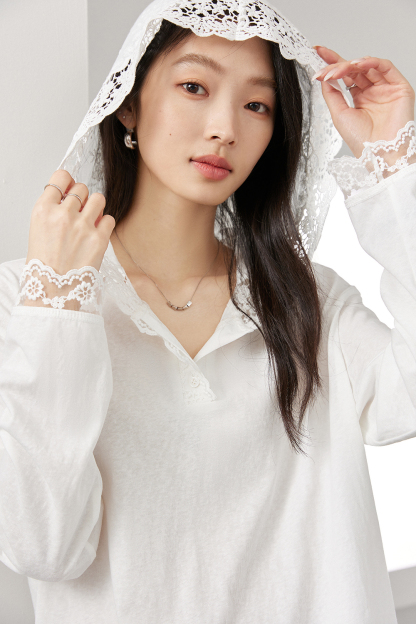 Lace-Decorated Hooded T-Shirt
