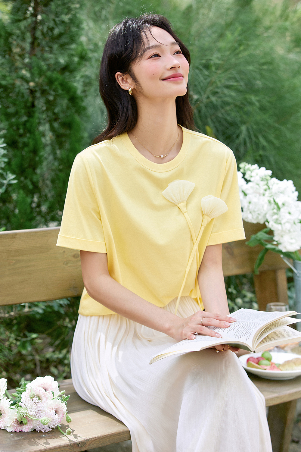 Three-Dimensional Handmade Flower-Decorated T-Shirt