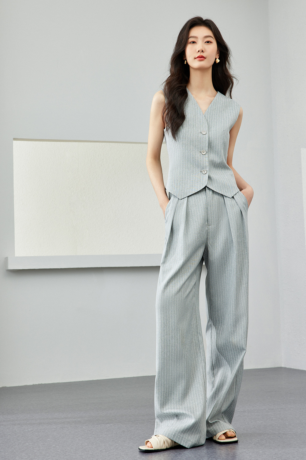 Sleeveless business commuting two-piece set