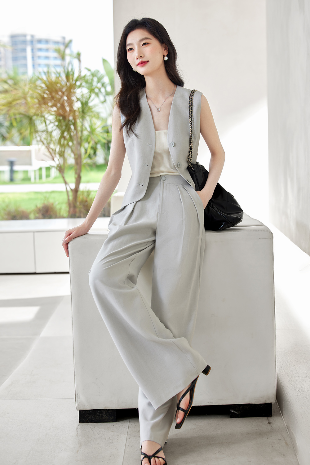 Sleeveless business commuting two-piece set