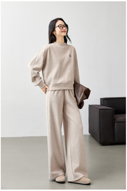 Deer embroidered sweatshirt suit