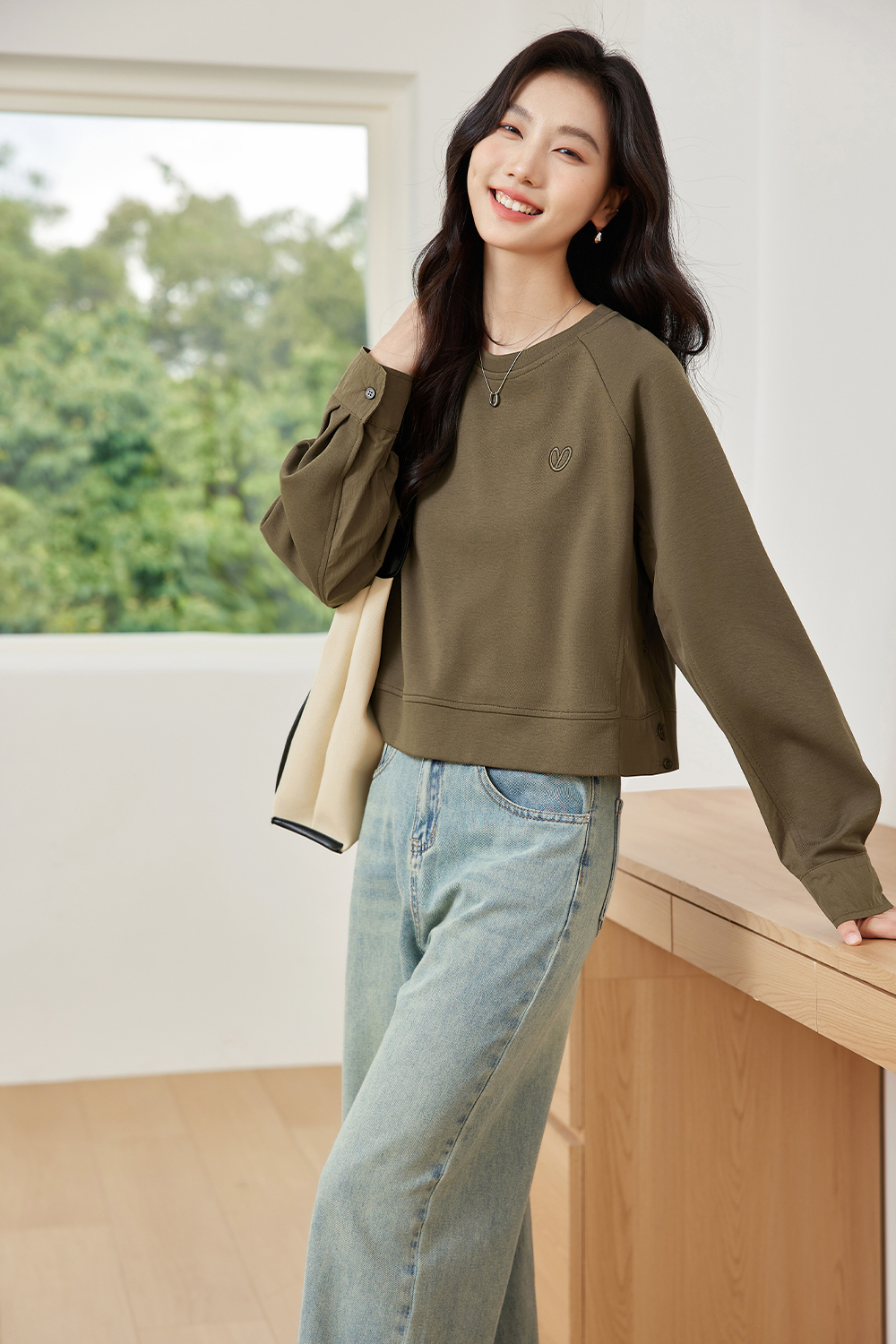 Simple Heart-Shaped Embroidered Sweatshirt-VIMLYSTORE