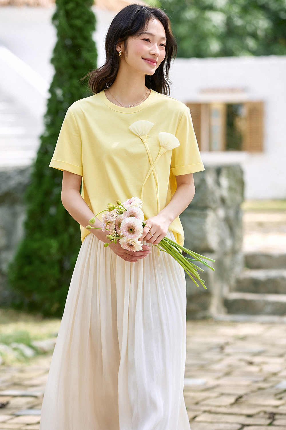 Three-Dimensional Handmade Flower-Decorated T-Shirt