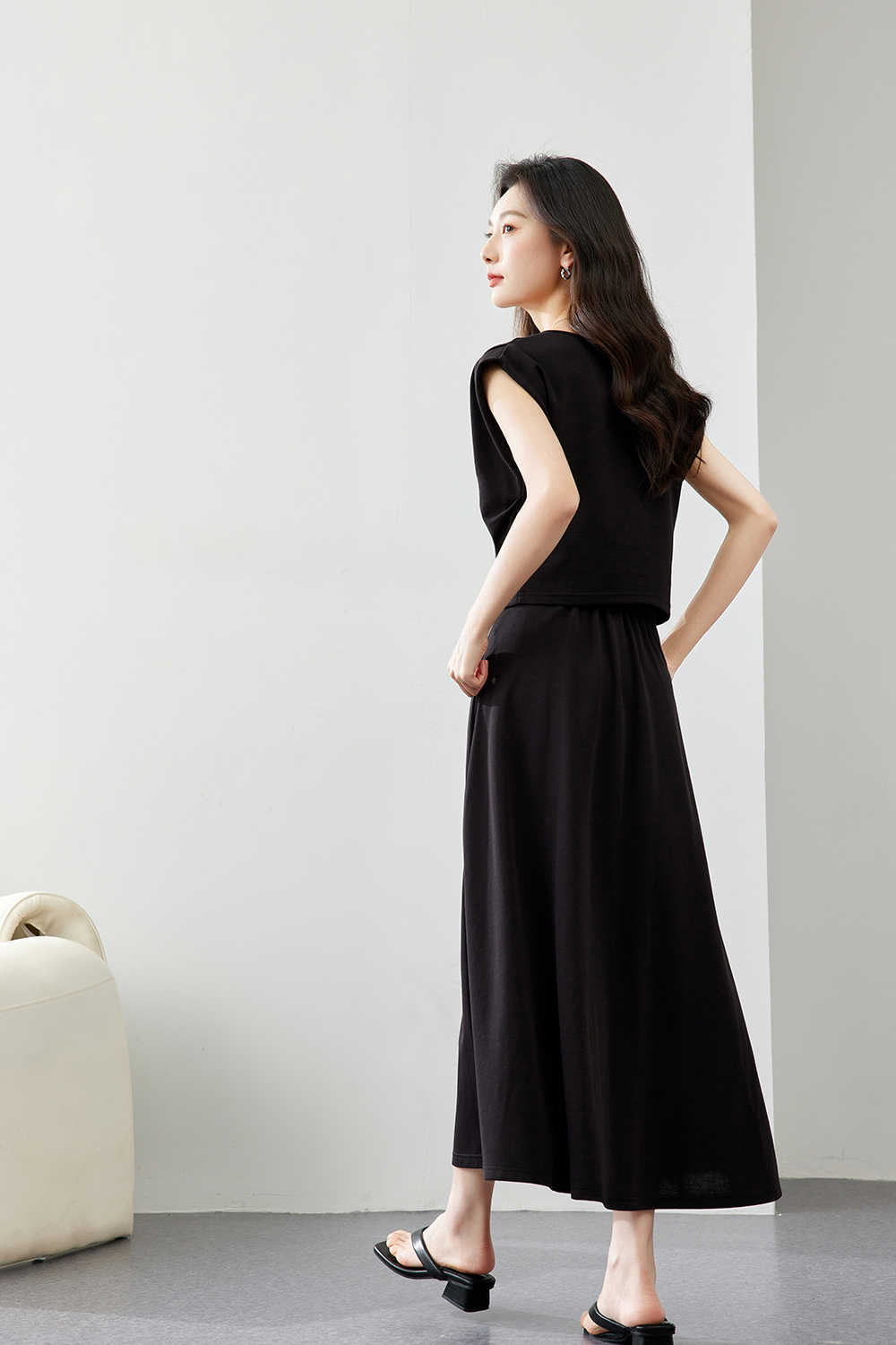 Light T-Shirt And Half Skirt Suit