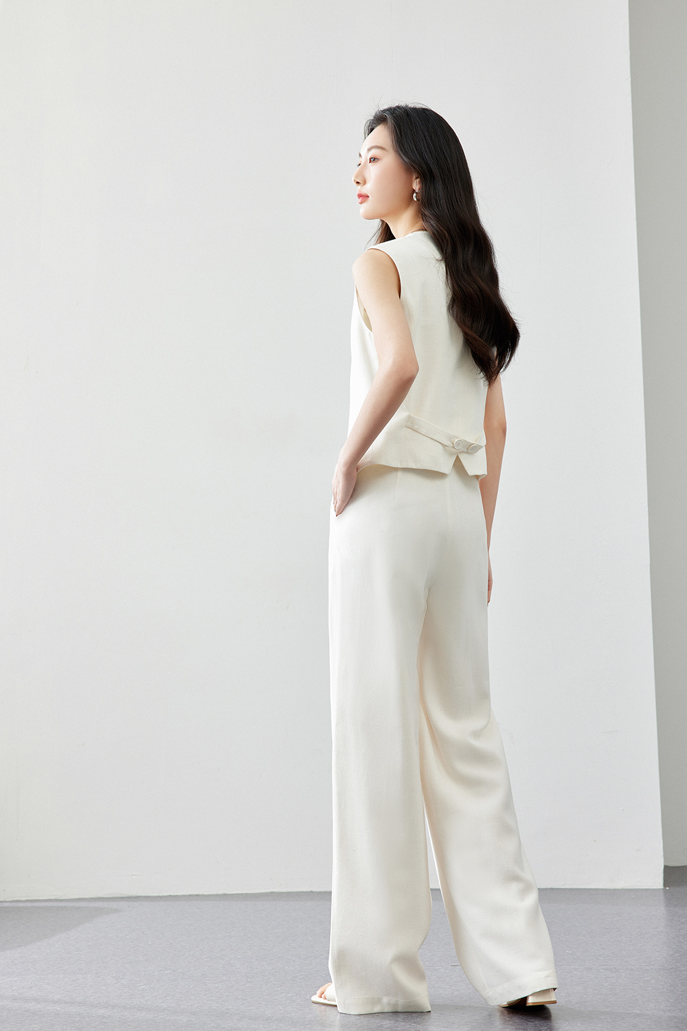 Sleeveless business commuting two-piece set